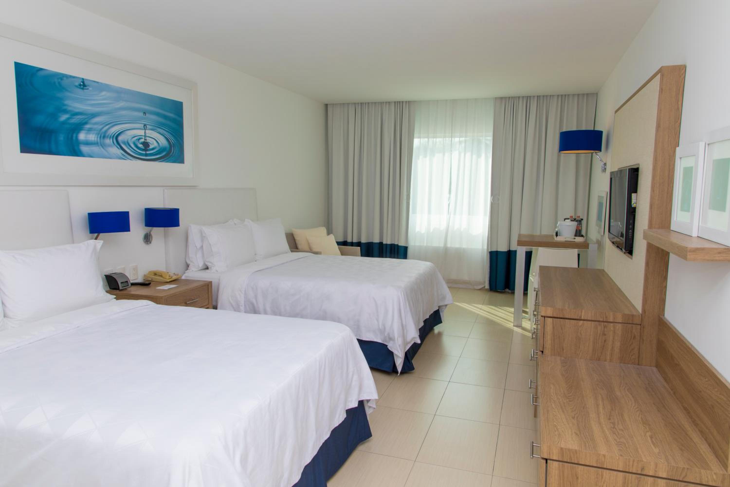 Standard Room with Two Queen Beds - Photo 2