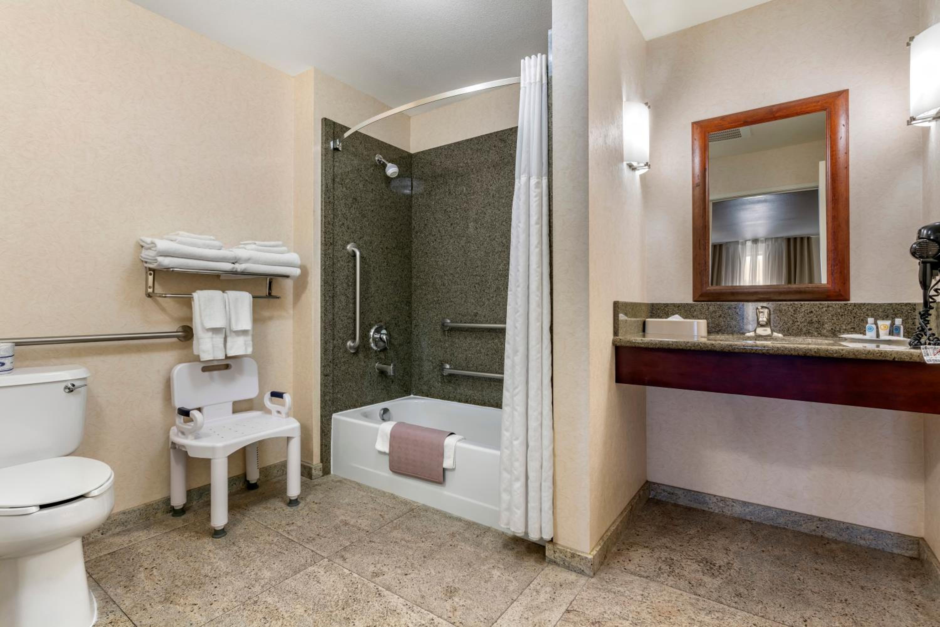 Suite with Two Double Beds - Accessible/Non-Smoking - Photo 4
