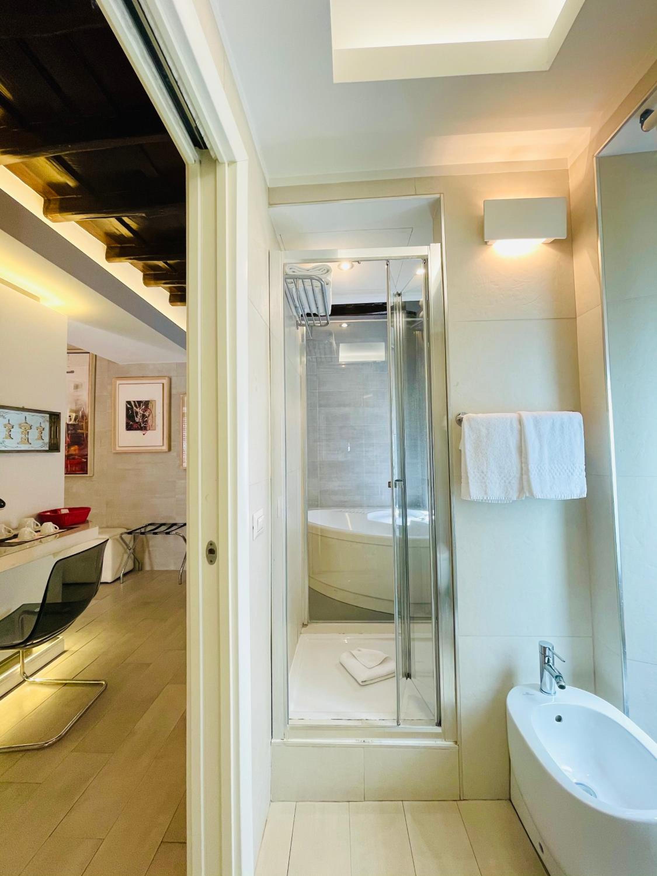 Deluxe Double Room with Spa Bath  photo 2