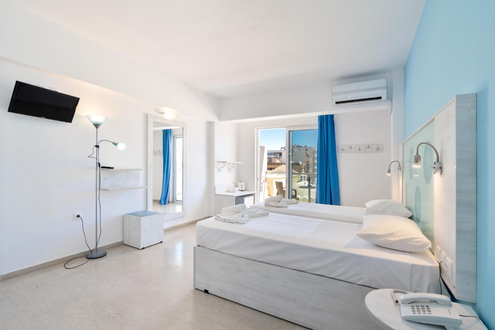 Double Room with Balcony - Photo 15