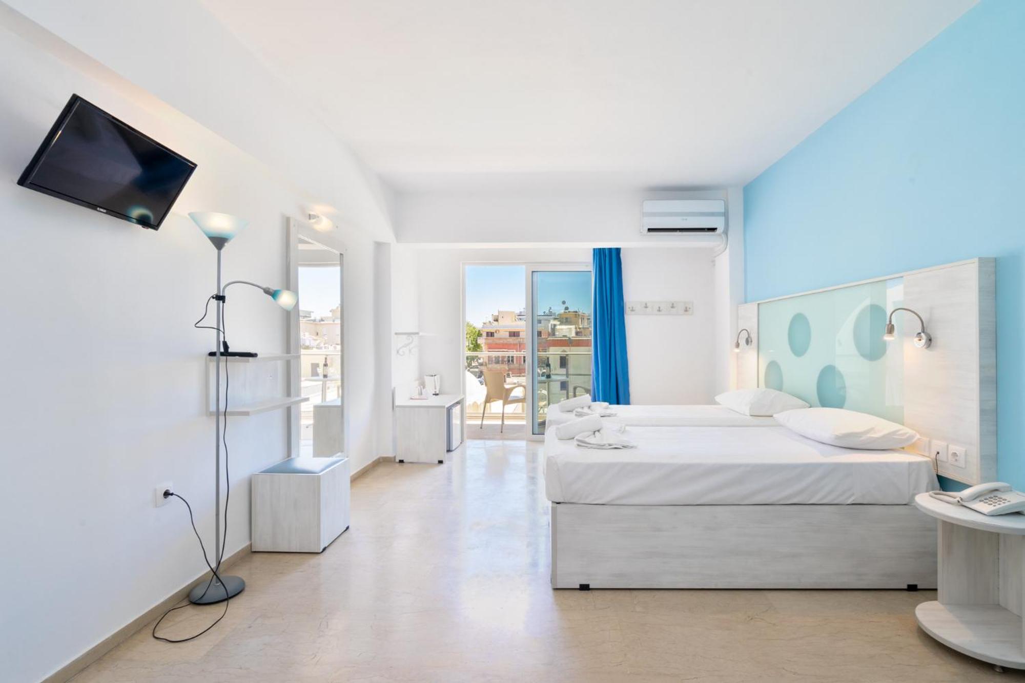 Double Room with Balcony - Photo 14