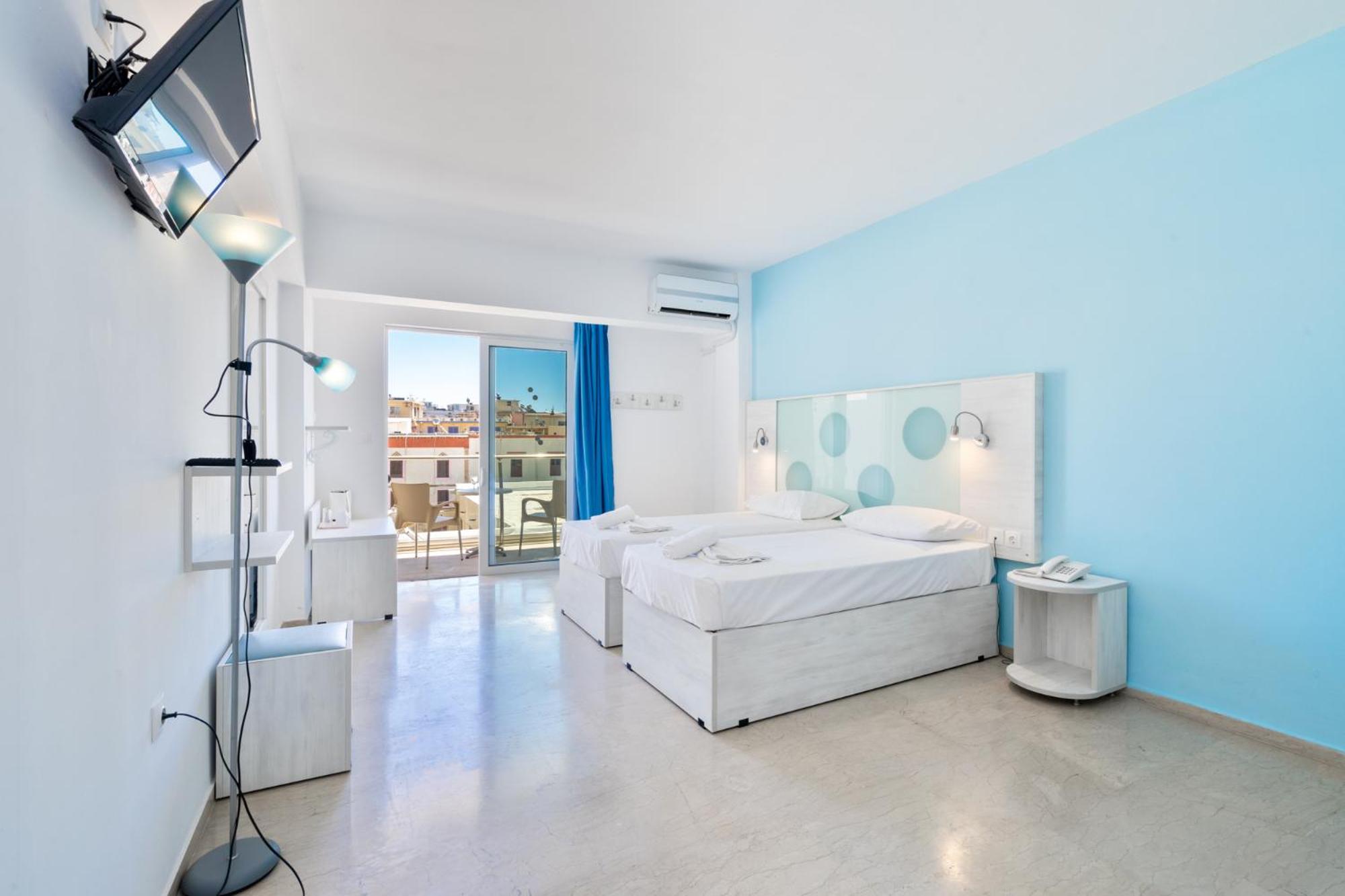 Double Room with Balcony - Photo 1