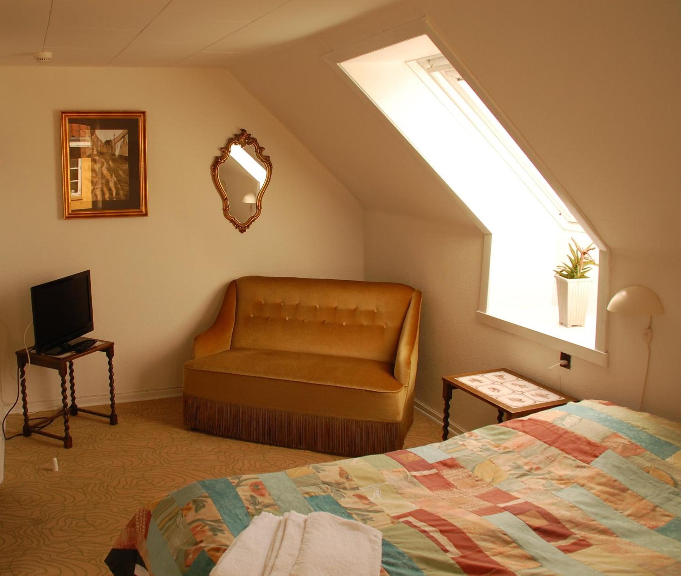 Twin Room thumbnail 6