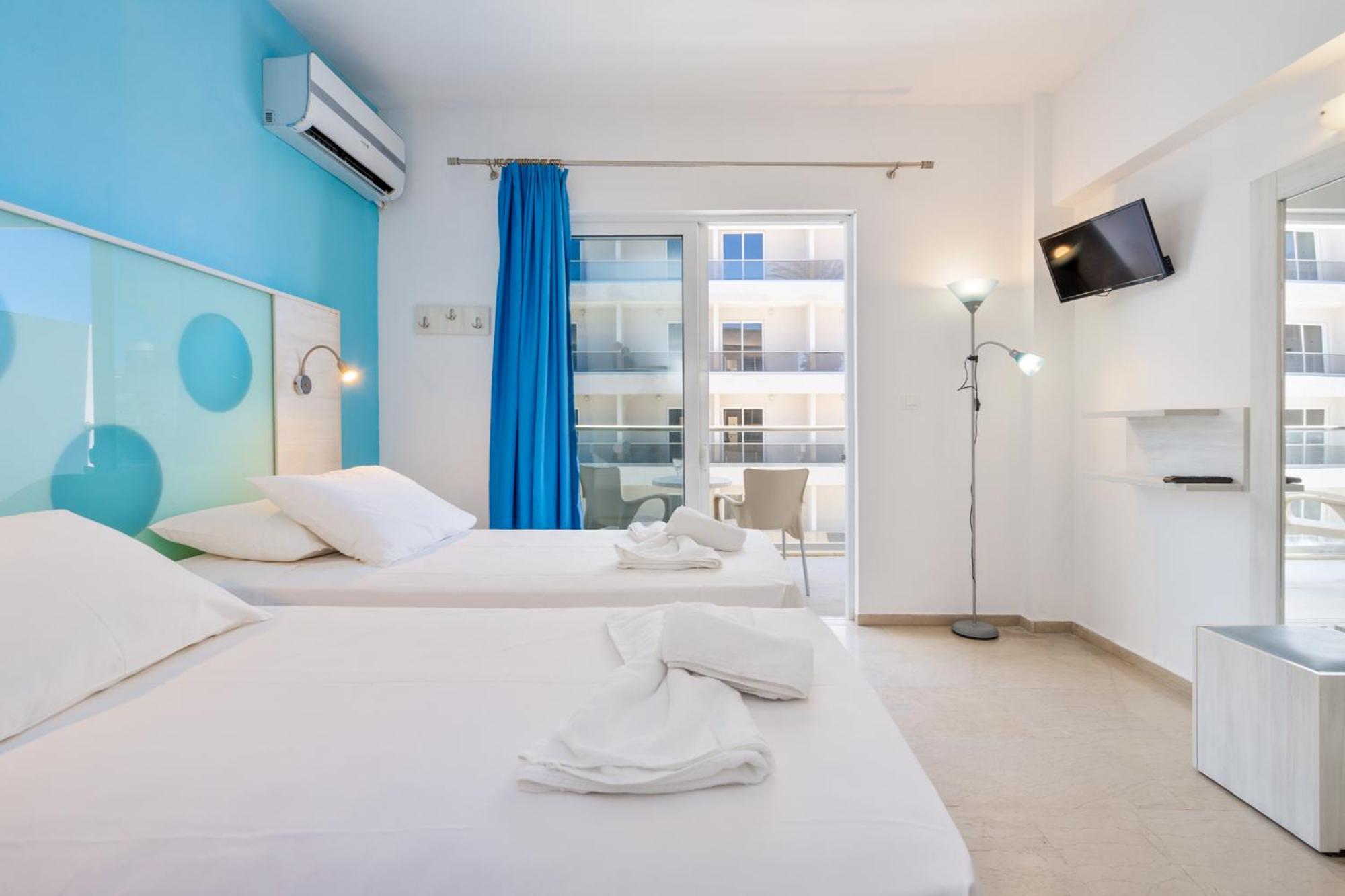 Double Room with Balcony - Photo 2