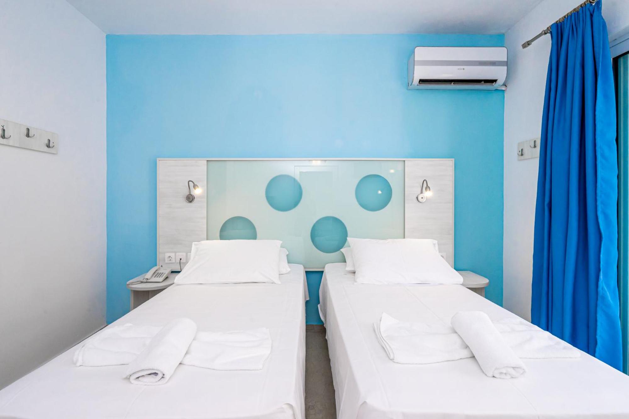 Double Room with Balcony - Photo 18