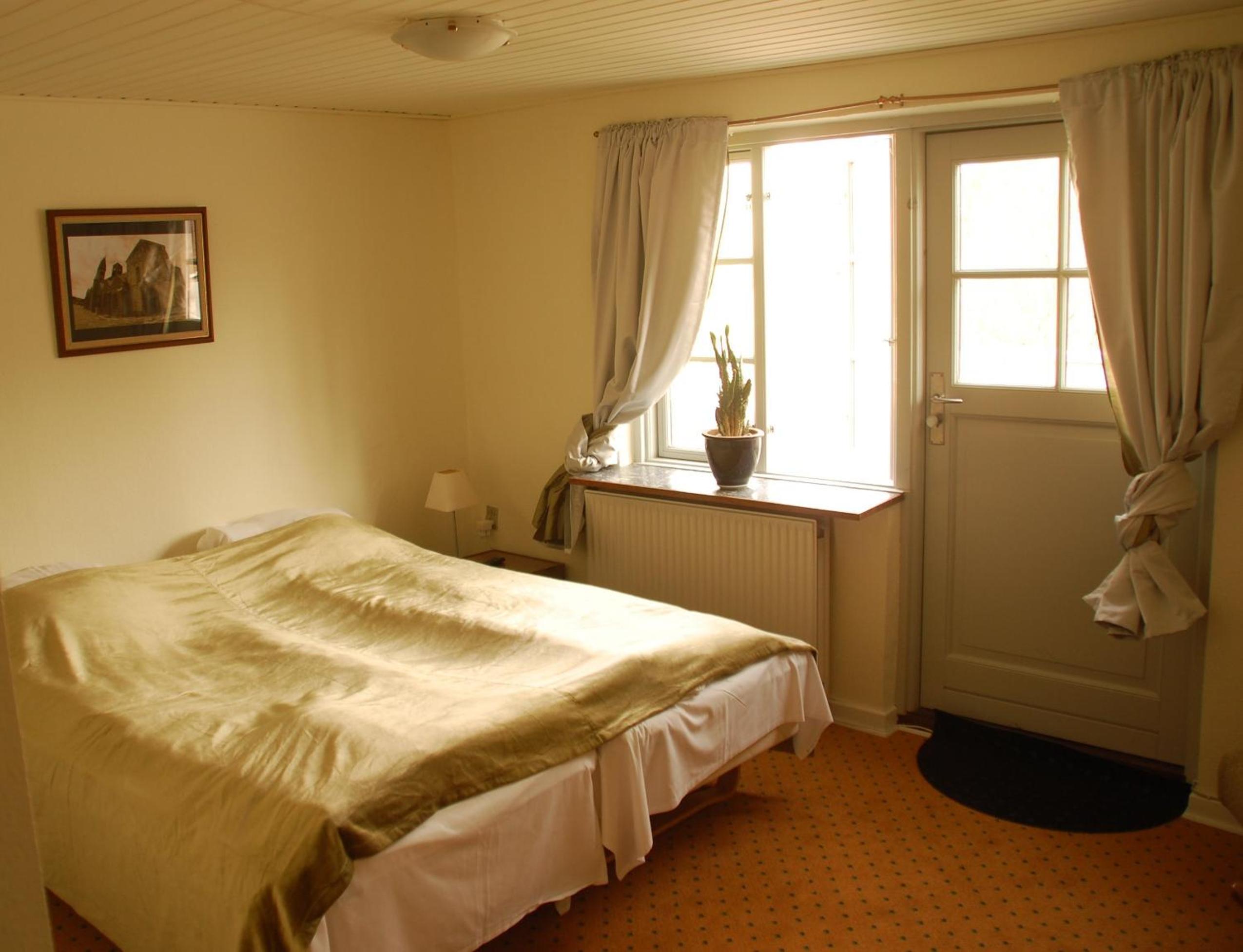Twin Room with Balcony (No pets allowed) thumbnail 5