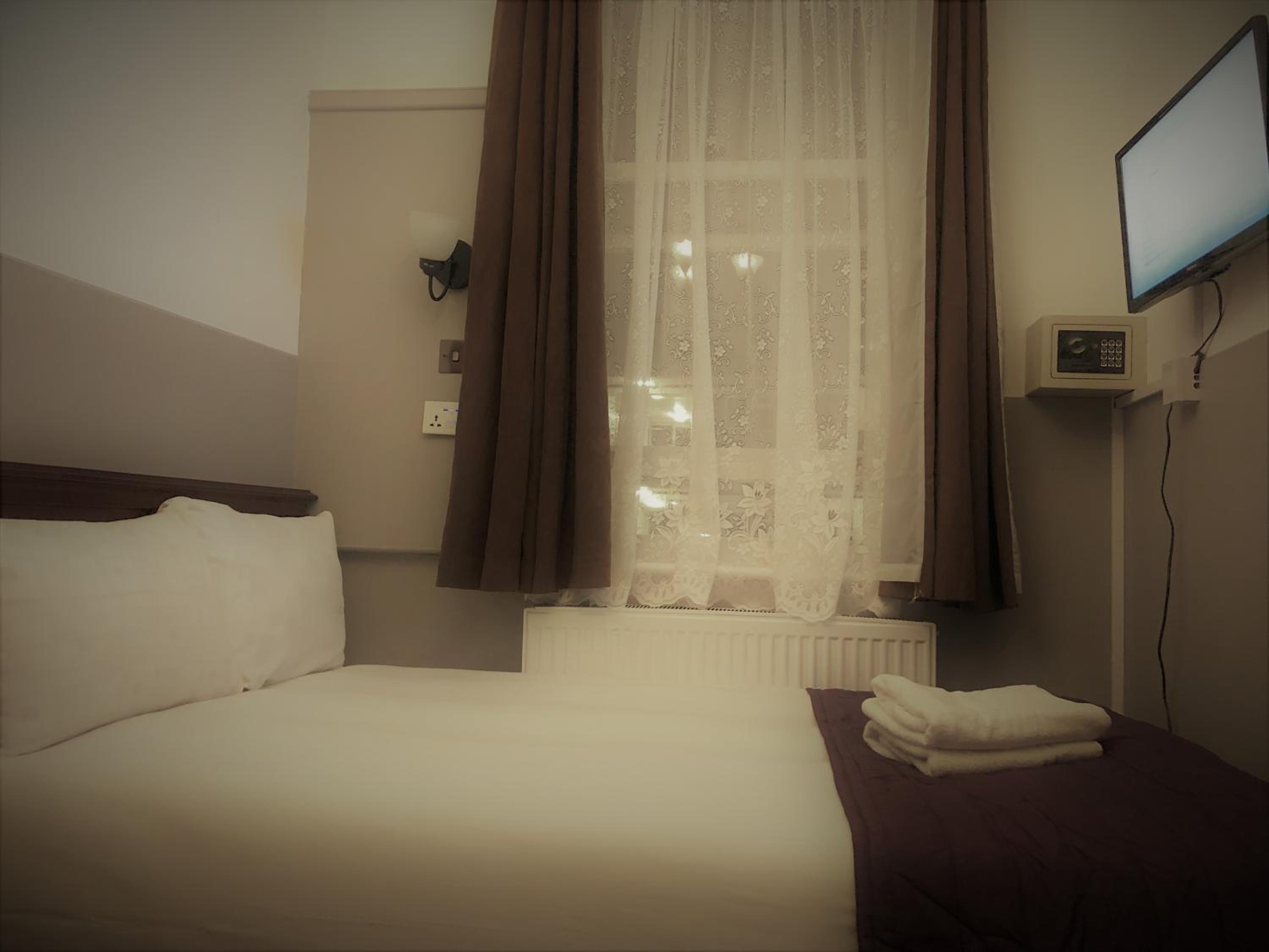 Single Room with Private Bathroom photo 3