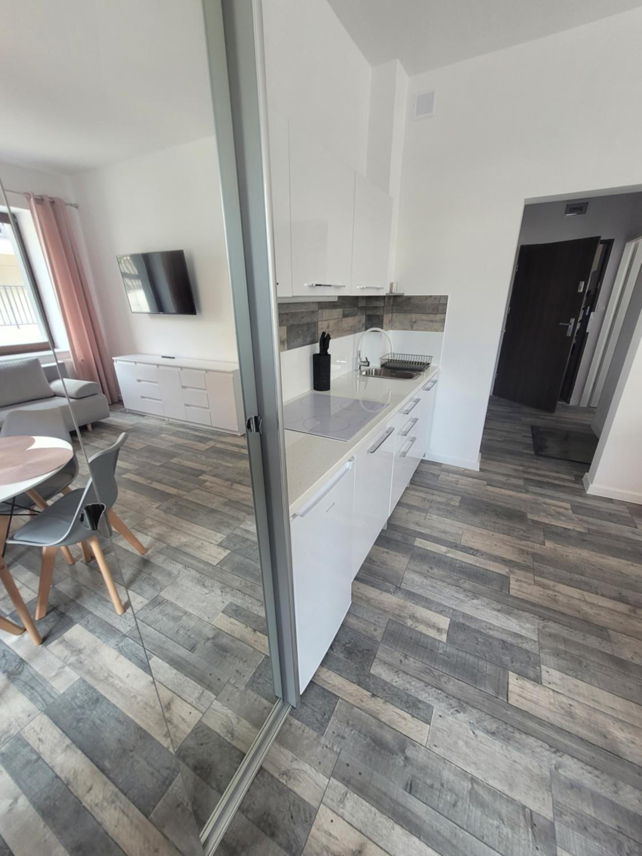 One-Bedroom Apartment - Photo 2