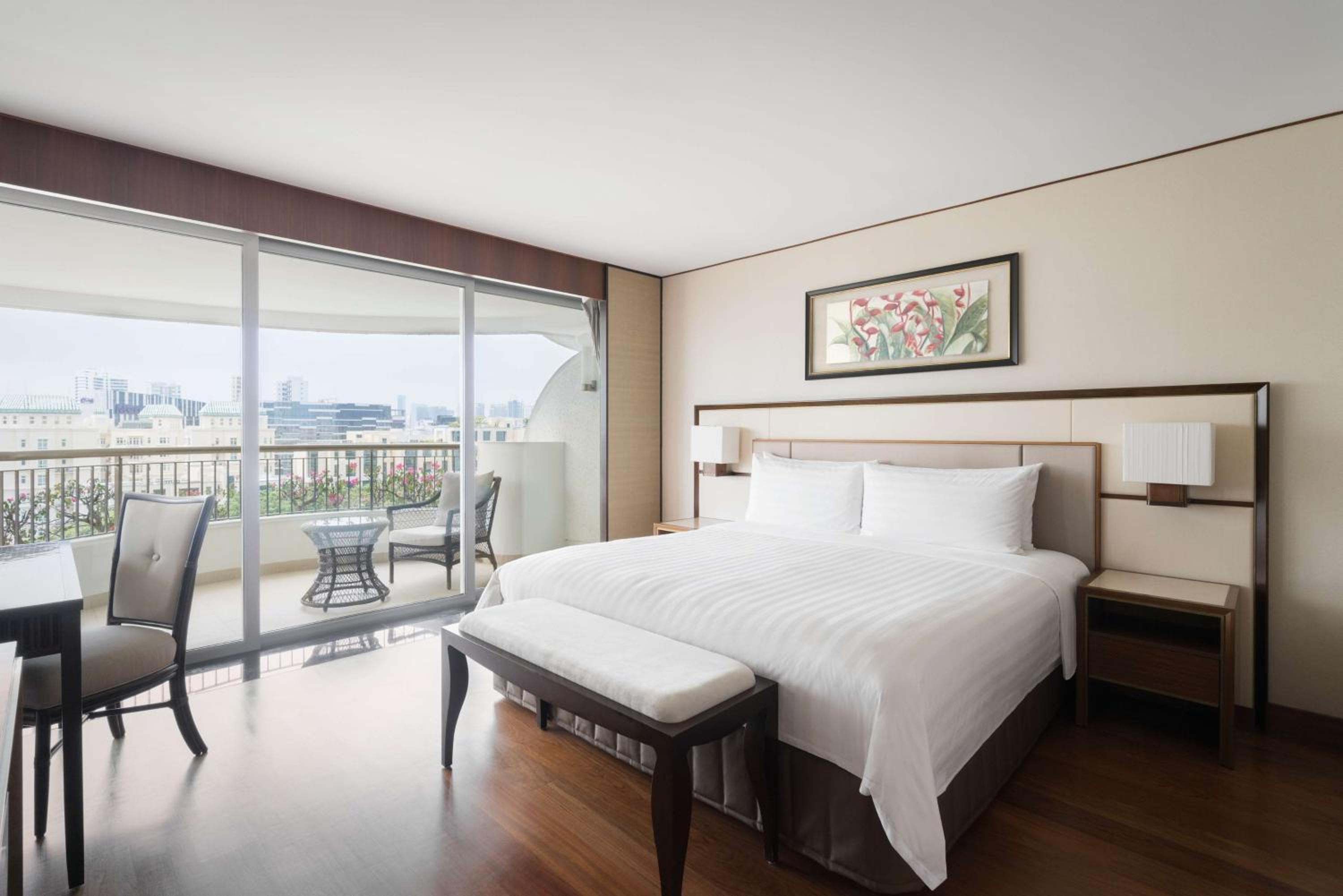 Garden Wing One Bedroom Suite King, Club Access