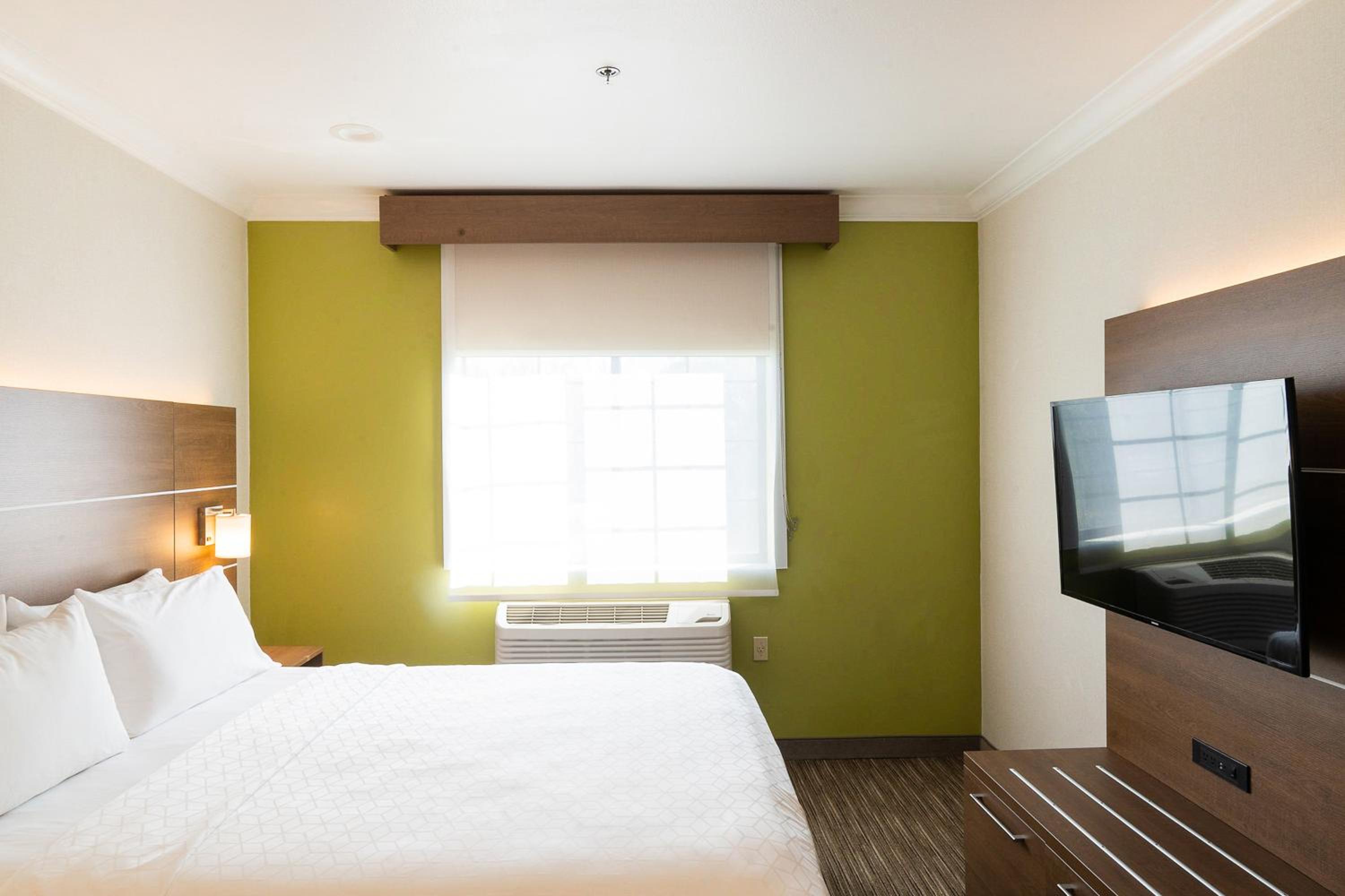 King Room with Roll-In Shower - Disability Access - Photo 8