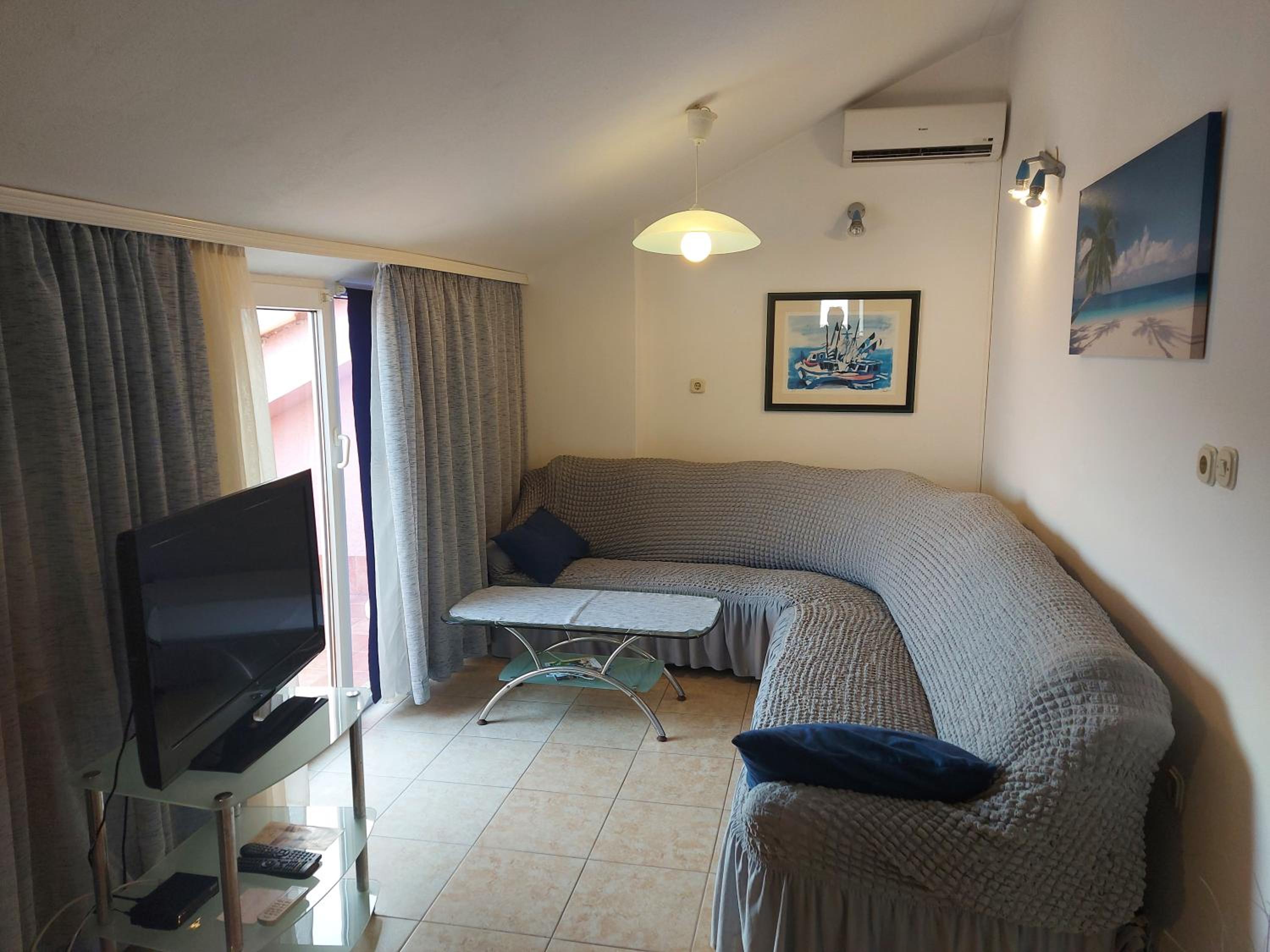 Three-Bedroom Apartment with Balcony and Sea View photo 1