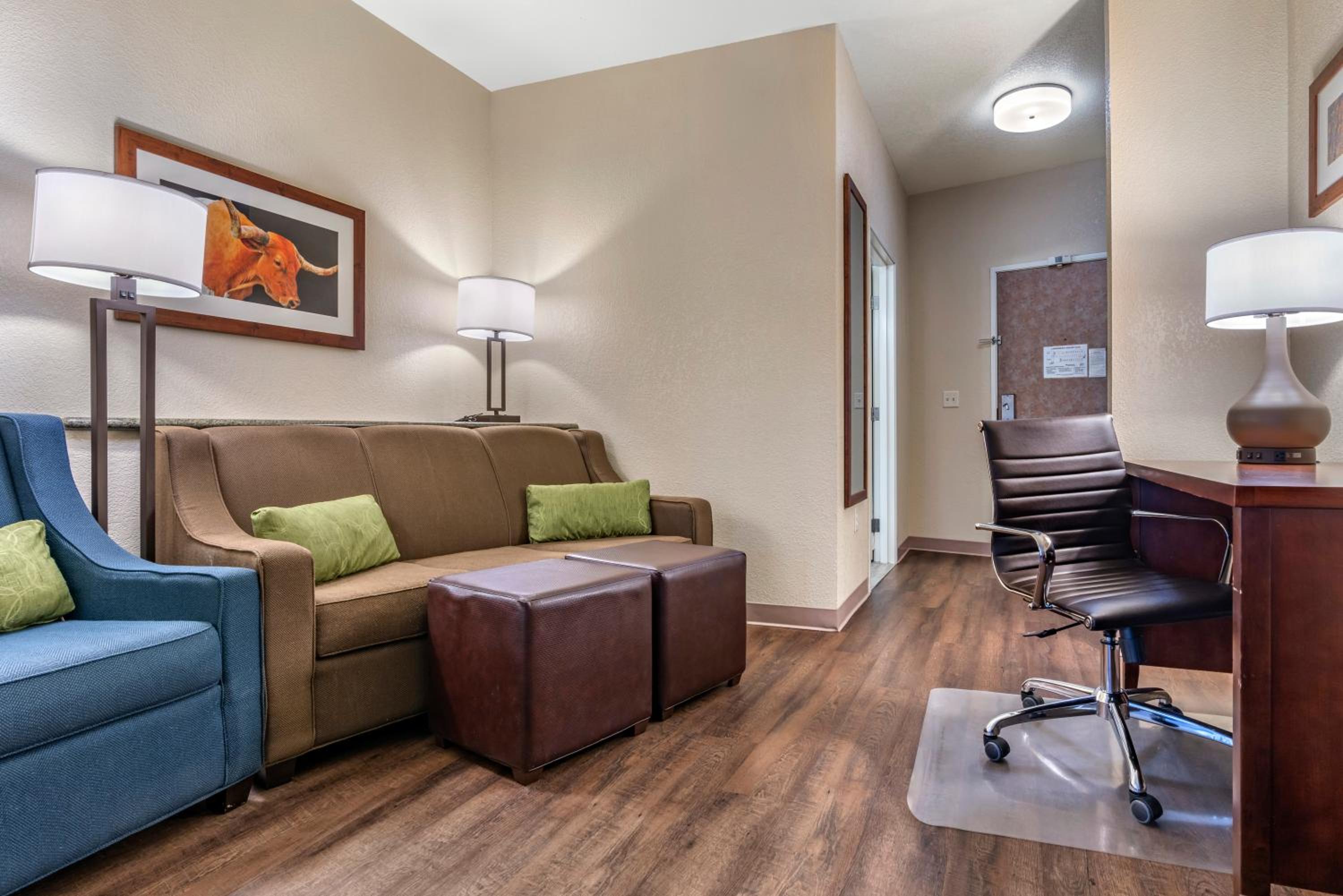 Suite - Non-Smoking/Pet Friendly - Photo 2