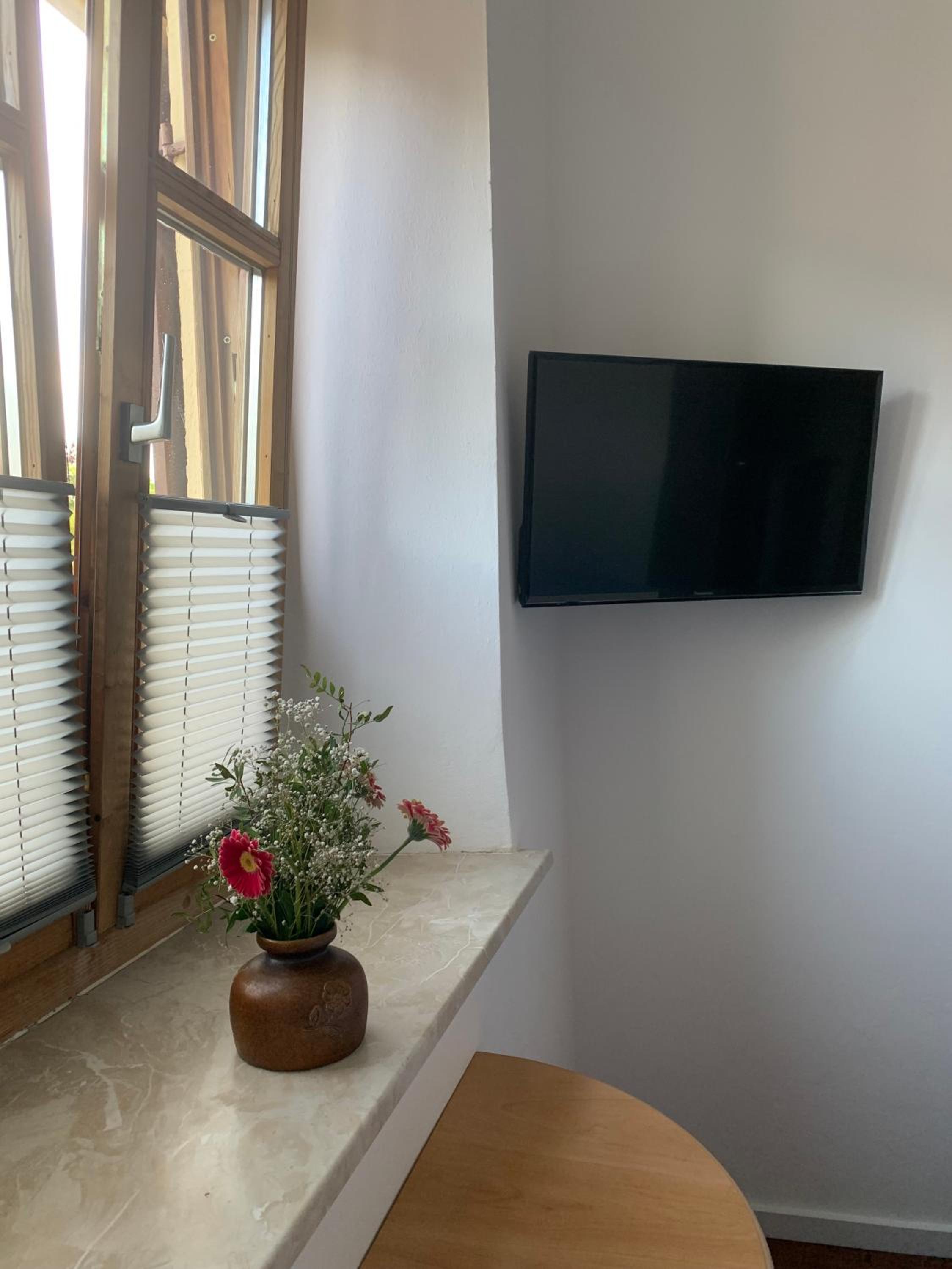 Budget Double Room - Photo 9