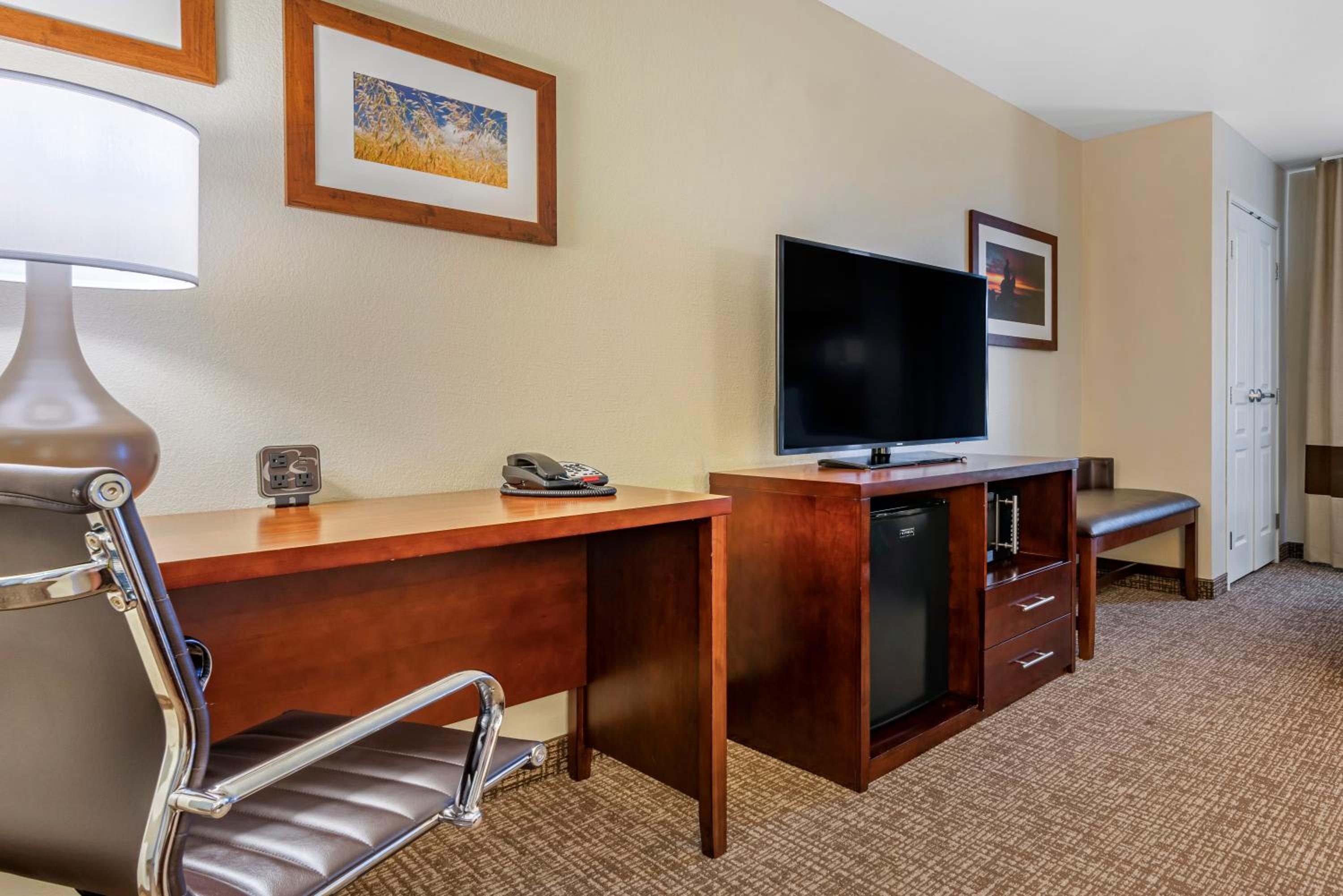 King Suite - Non-Smoking - Photo 2