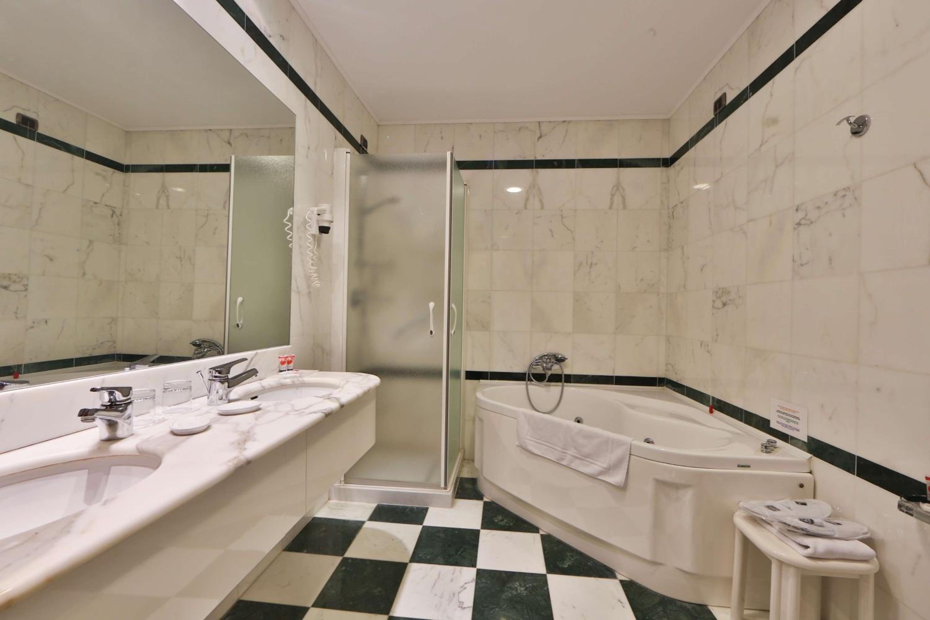 Suite - Photo 3