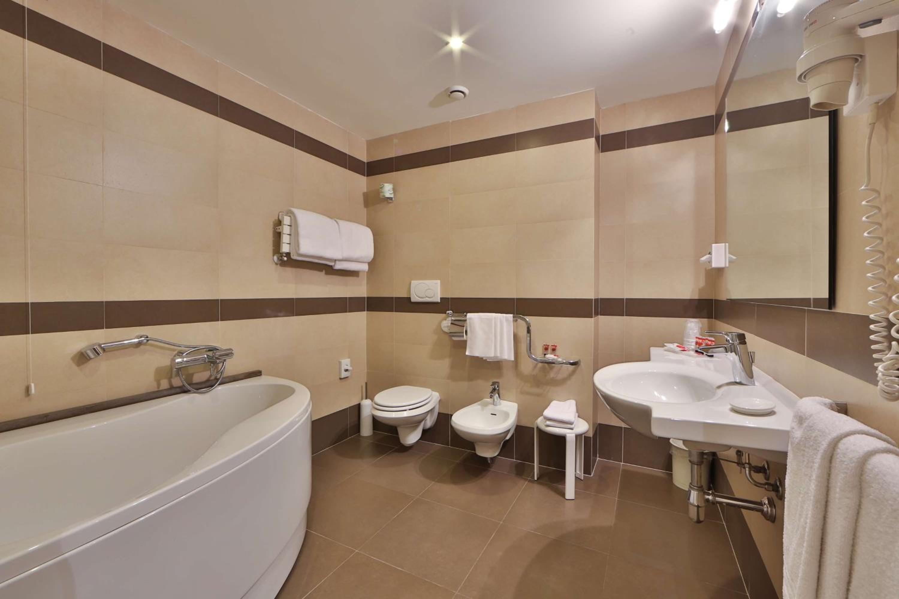 Classic King Room - Photo 7