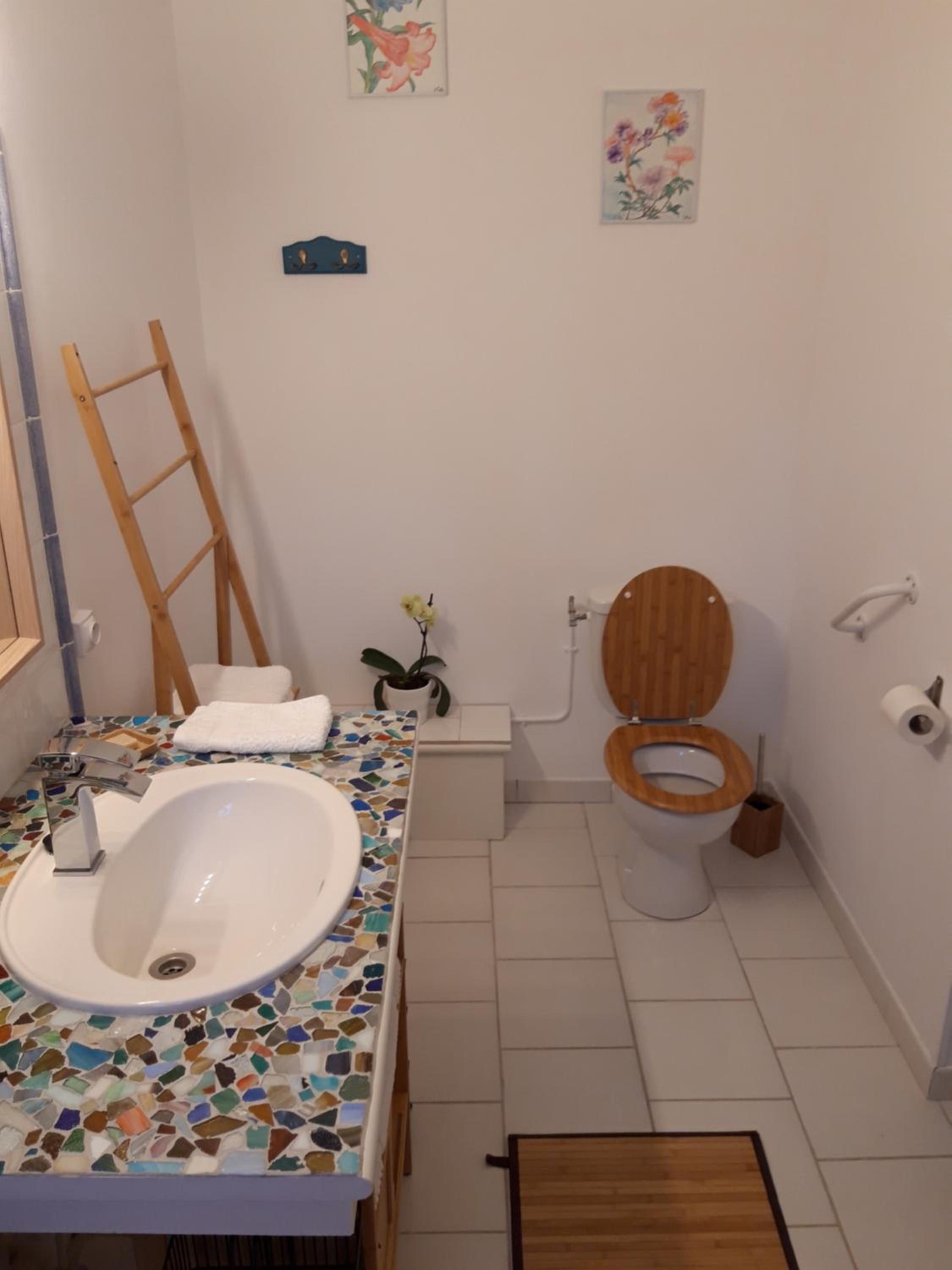 King Room with Roll-In Shower - Disability Access photo 3
