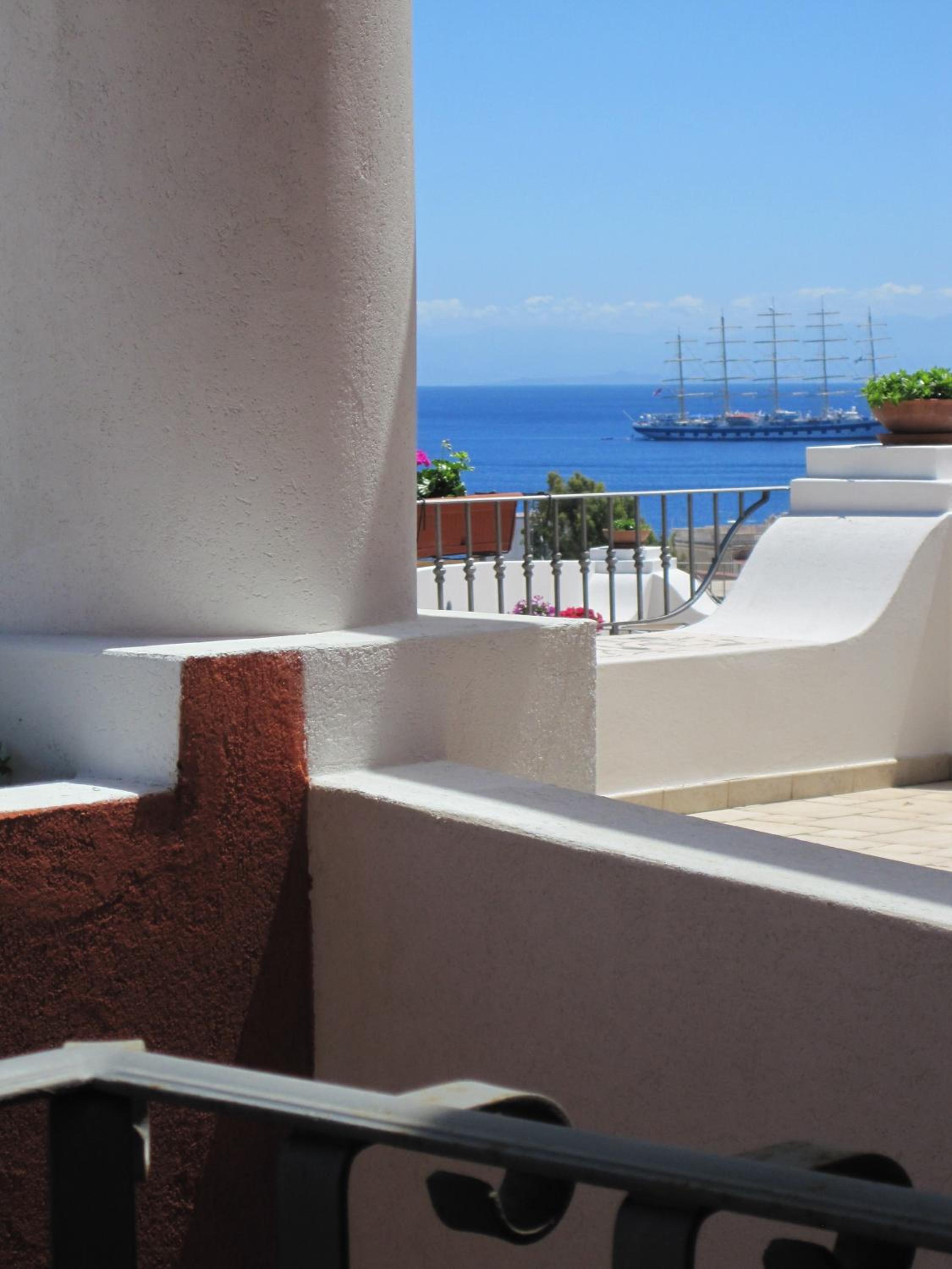 Deluxe Double Room with Side Sea View - Photo 4