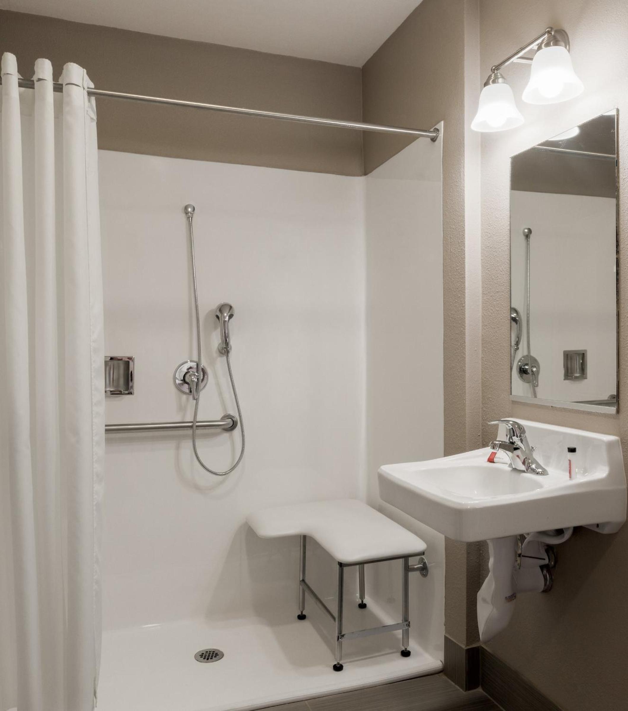 King Room with Roll-In Shower - Mobility Access/Non-Smoking photo 2