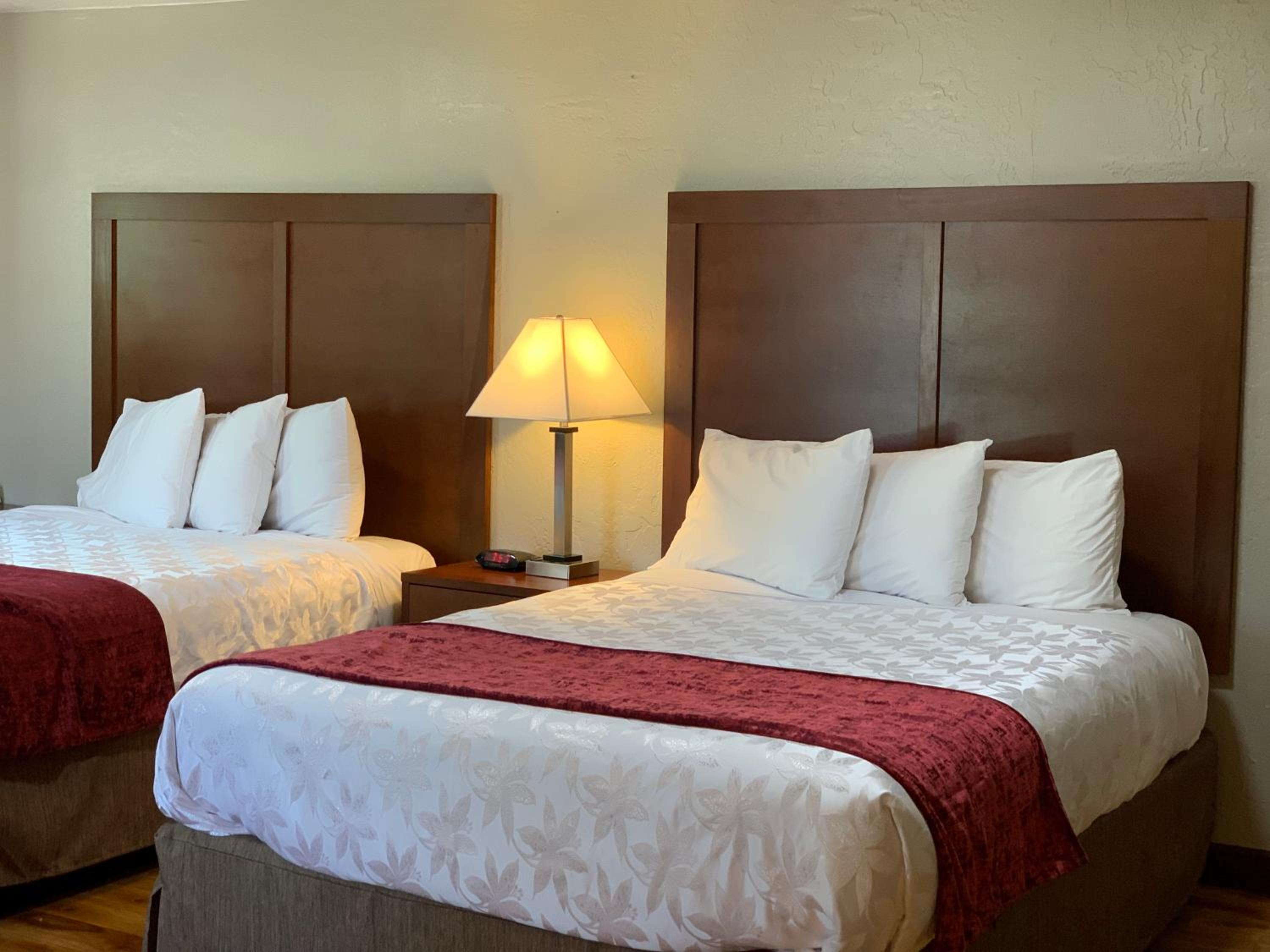 Queen Room with Two Queen Beds - Photo 5