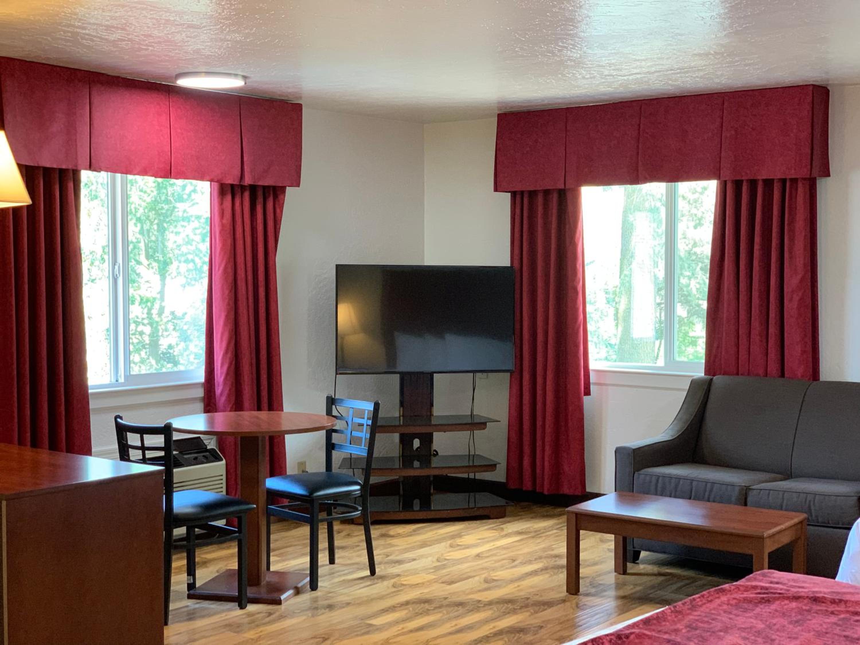 Queen Room with Two Queen Beds - Photo 9