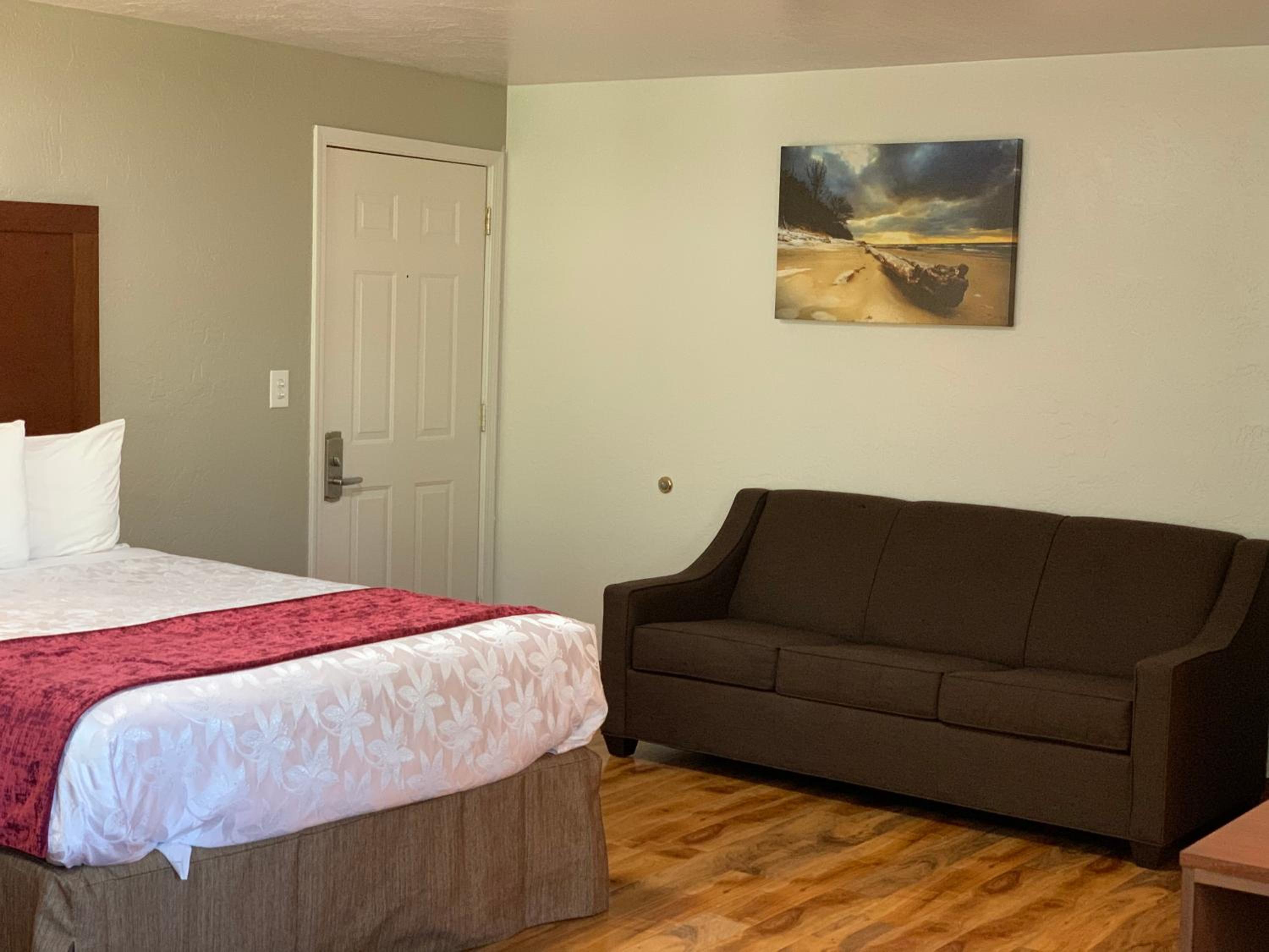 Queen Room with Two Queen Beds - Photo 2