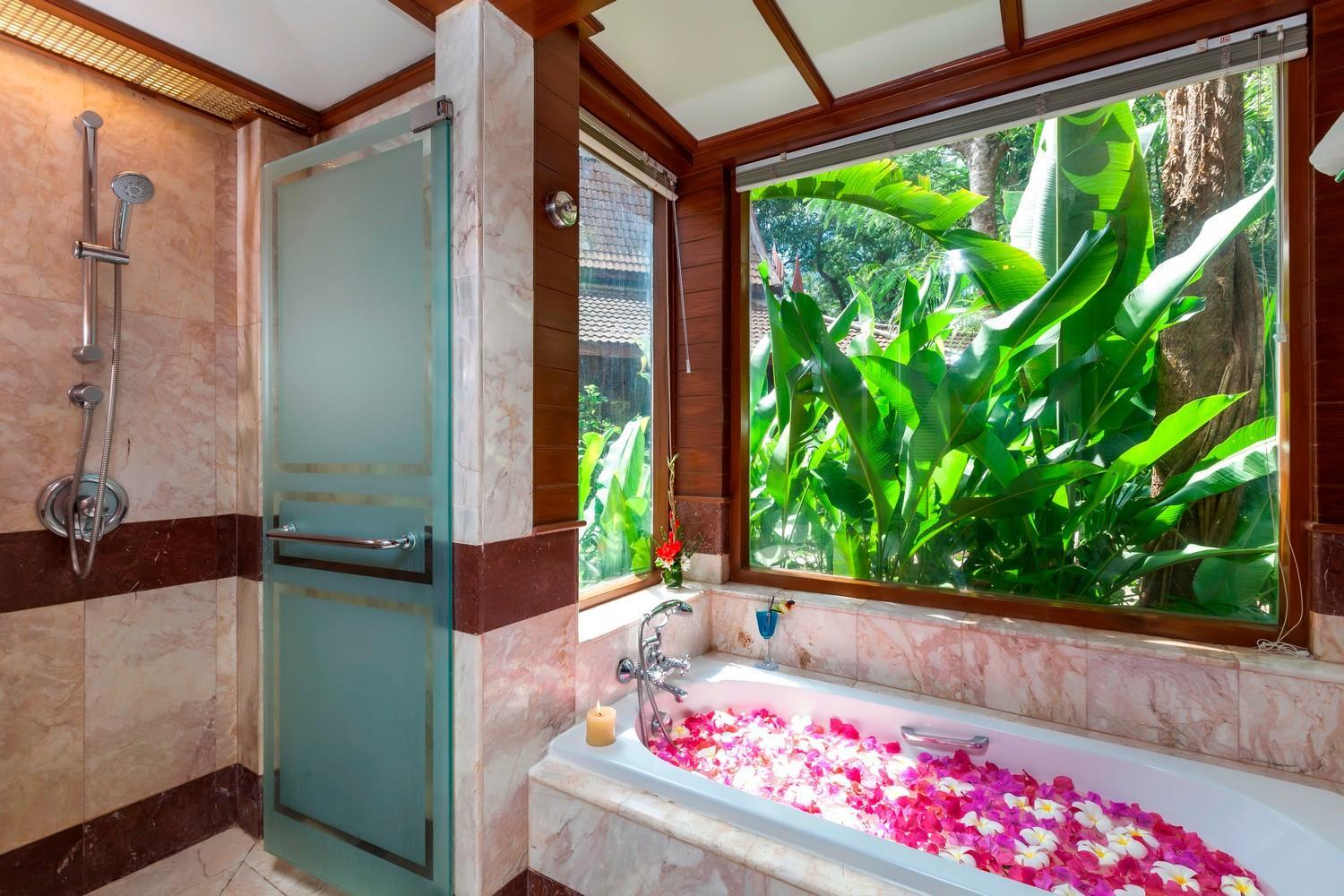 Lagoon Poolside with Bathtub - Photo 20
