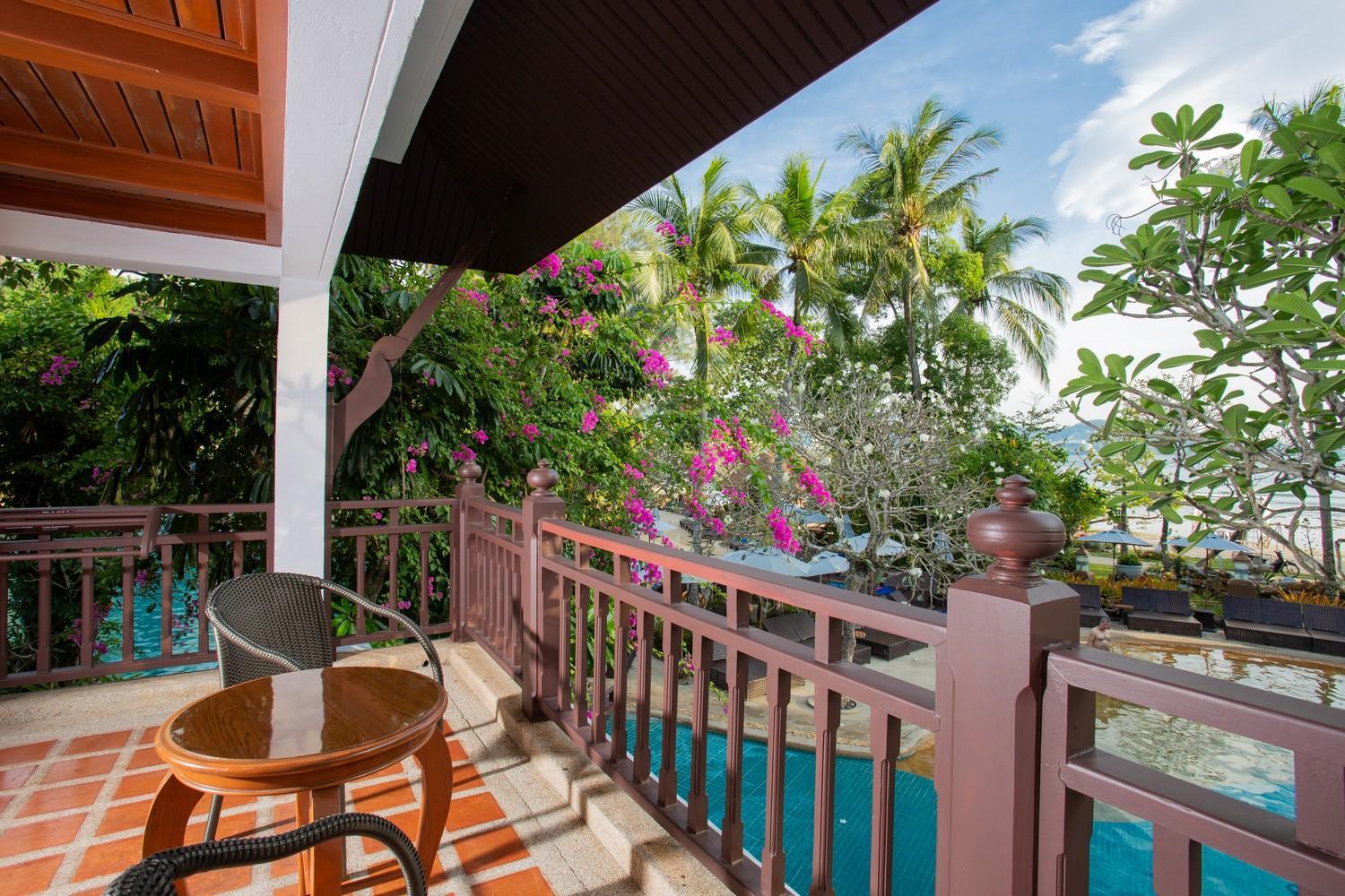 Lagoon Poolside with Bathtub - Photo 19