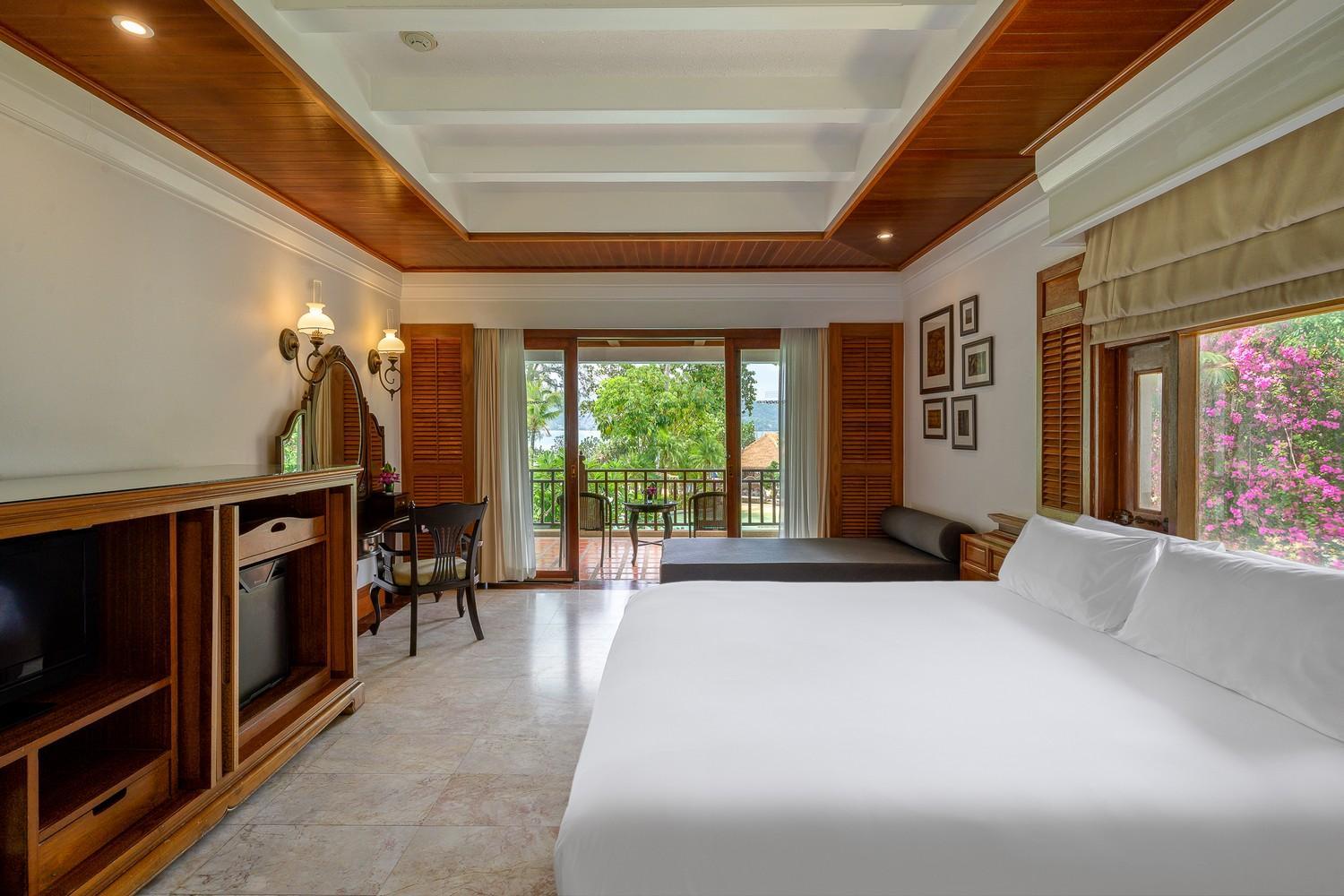 Lagoon Poolside with Bathtub - Photo 18