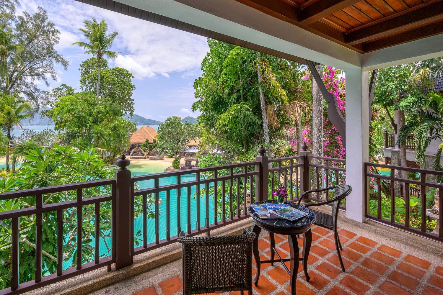 Lagoon Poolside with Bathtub - Photo 17