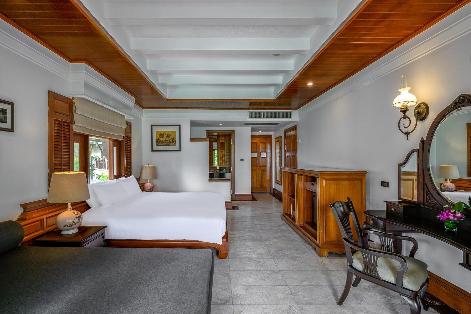 Lagoon Poolside with Bathtub - Photo 2