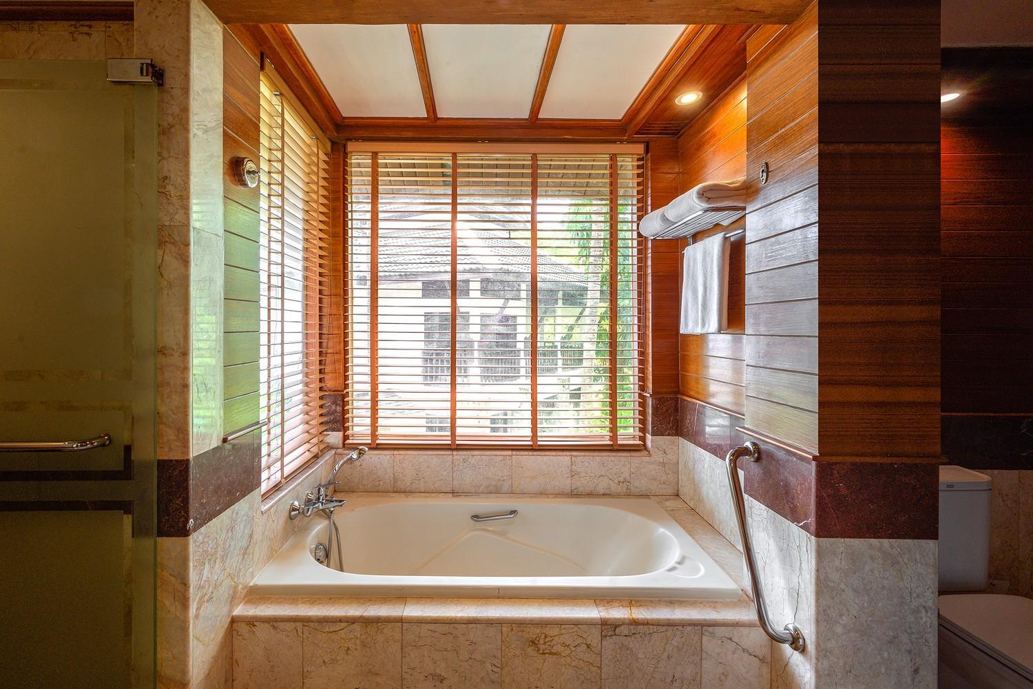 Lagoon Poolside with Bathtub - Photo 3