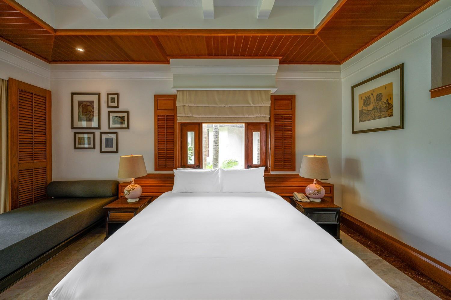 Lagoon Poolside with Bathtub - Photo 12