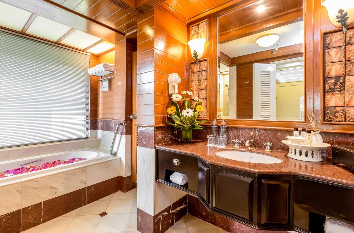 Hillside with Terrace Bathtub - Photo 8