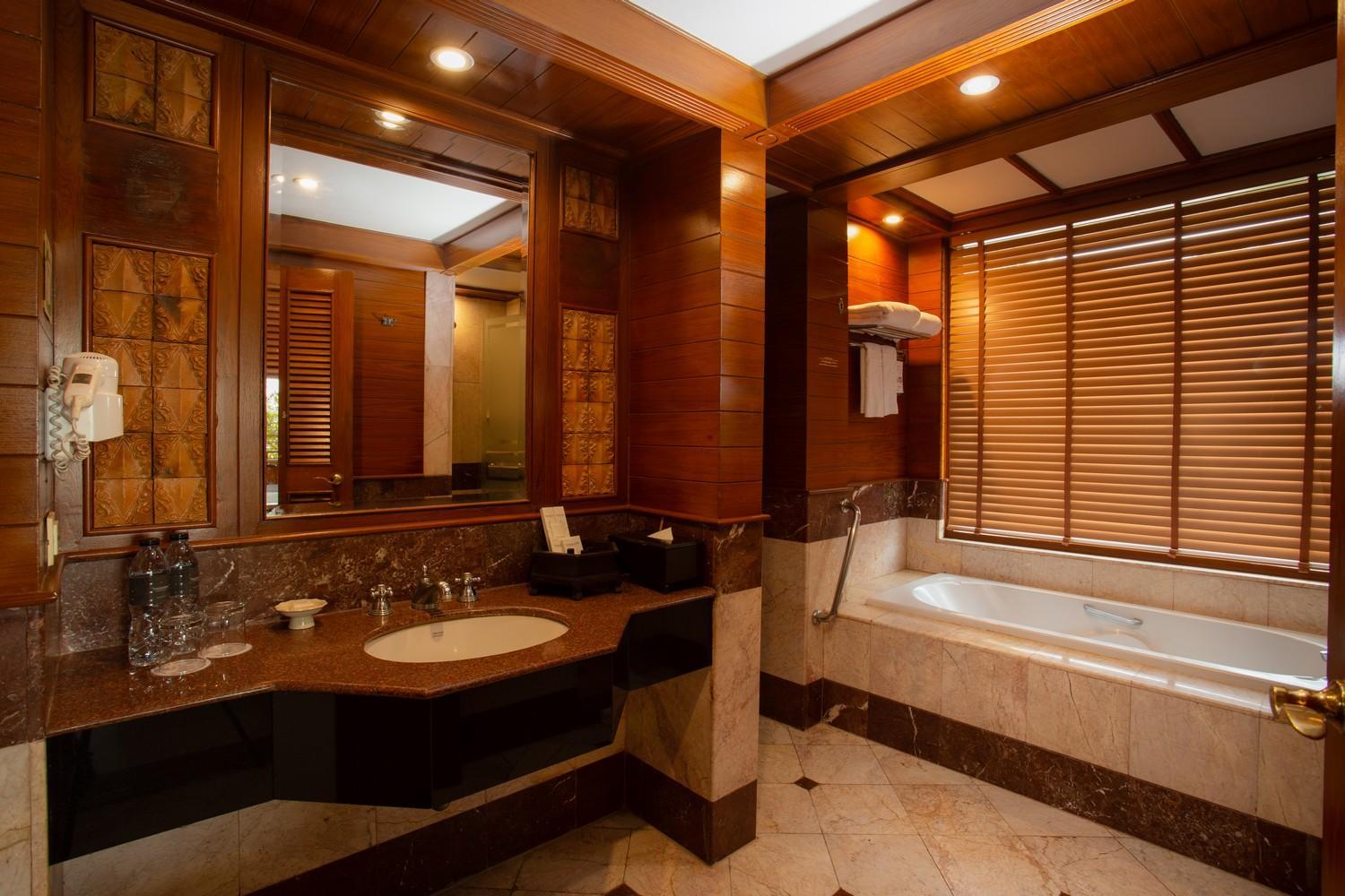 Hillside with Terrace Bathtub - Photo 11