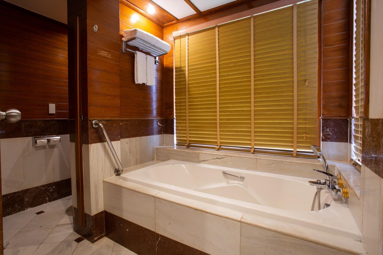 Hillside with Terrace Bathtub - Photo 7
