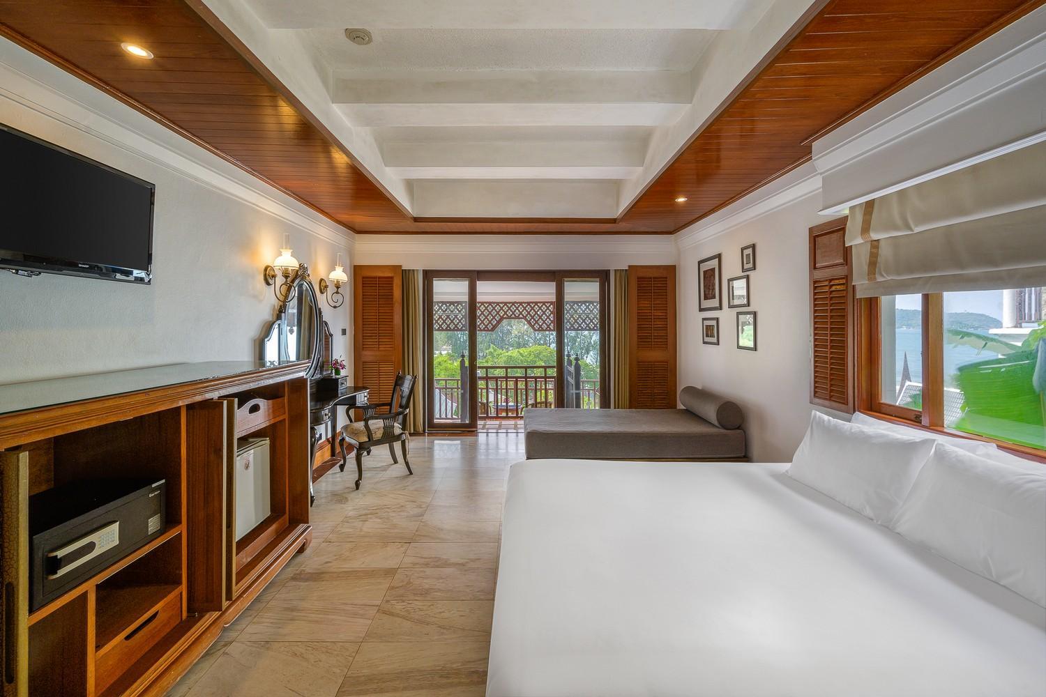Hillside with Terrace Bathtub - Photo 9