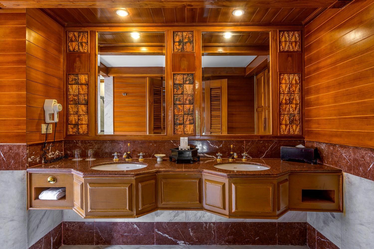 Family One Bedroom Hillside Suite with Terrace Bathtub - Photo 13