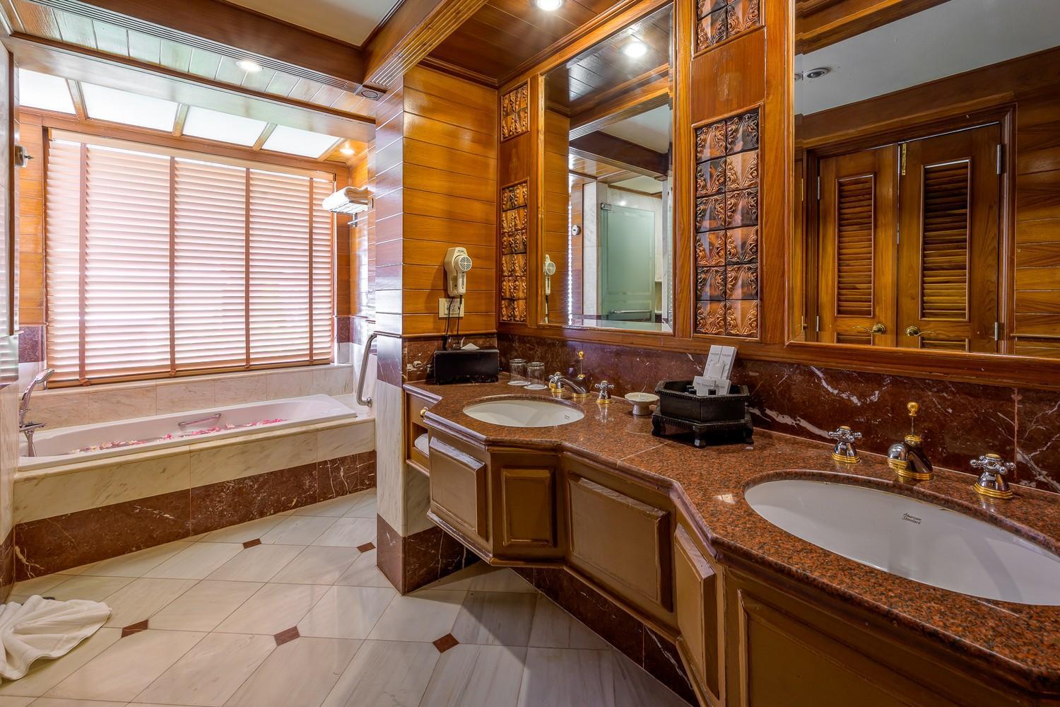 Family One Bedroom Hillside Suite with Terrace Bathtub - Photo 5