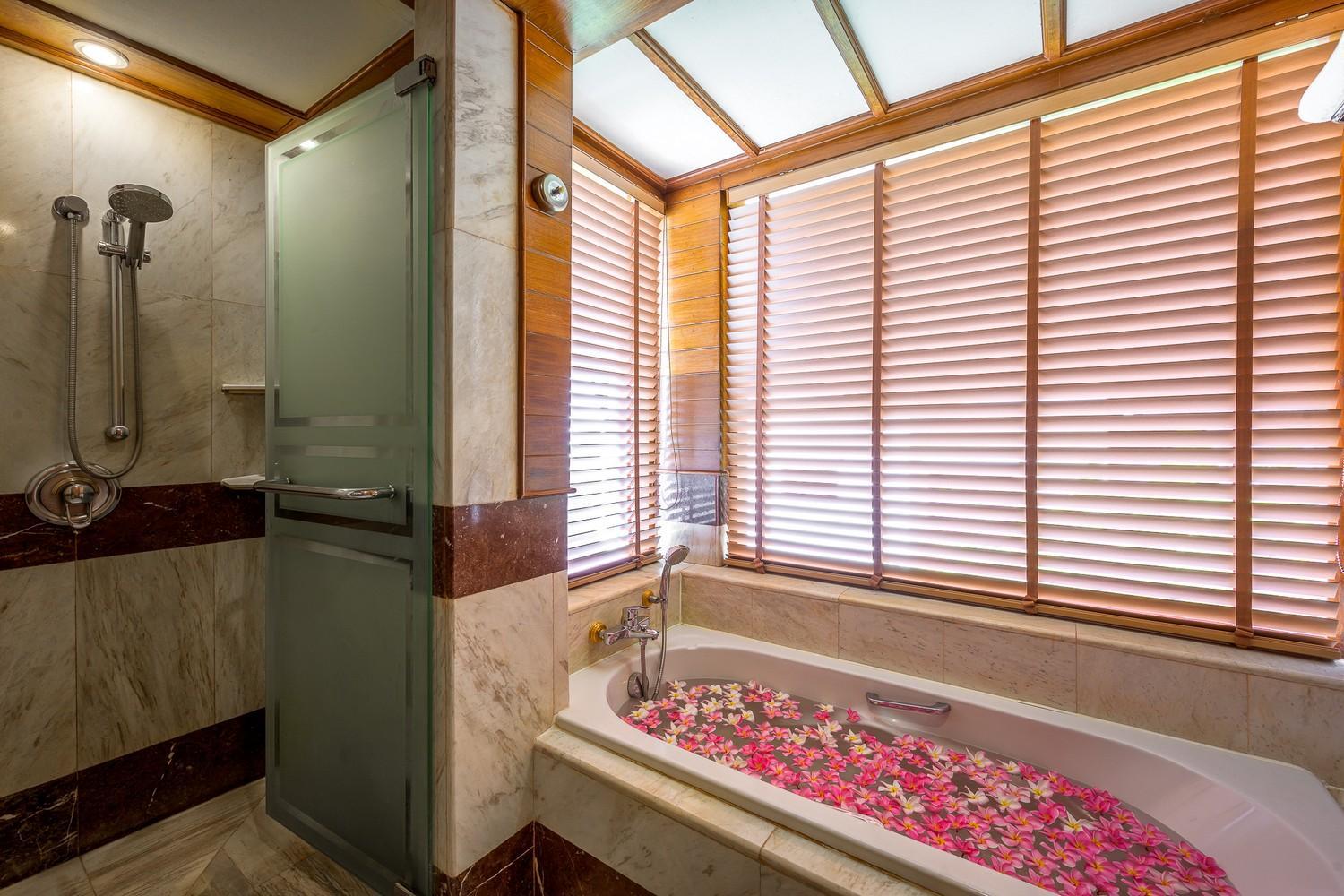 Family One Bedroom Hillside Suite with Terrace Bathtub - Photo 12