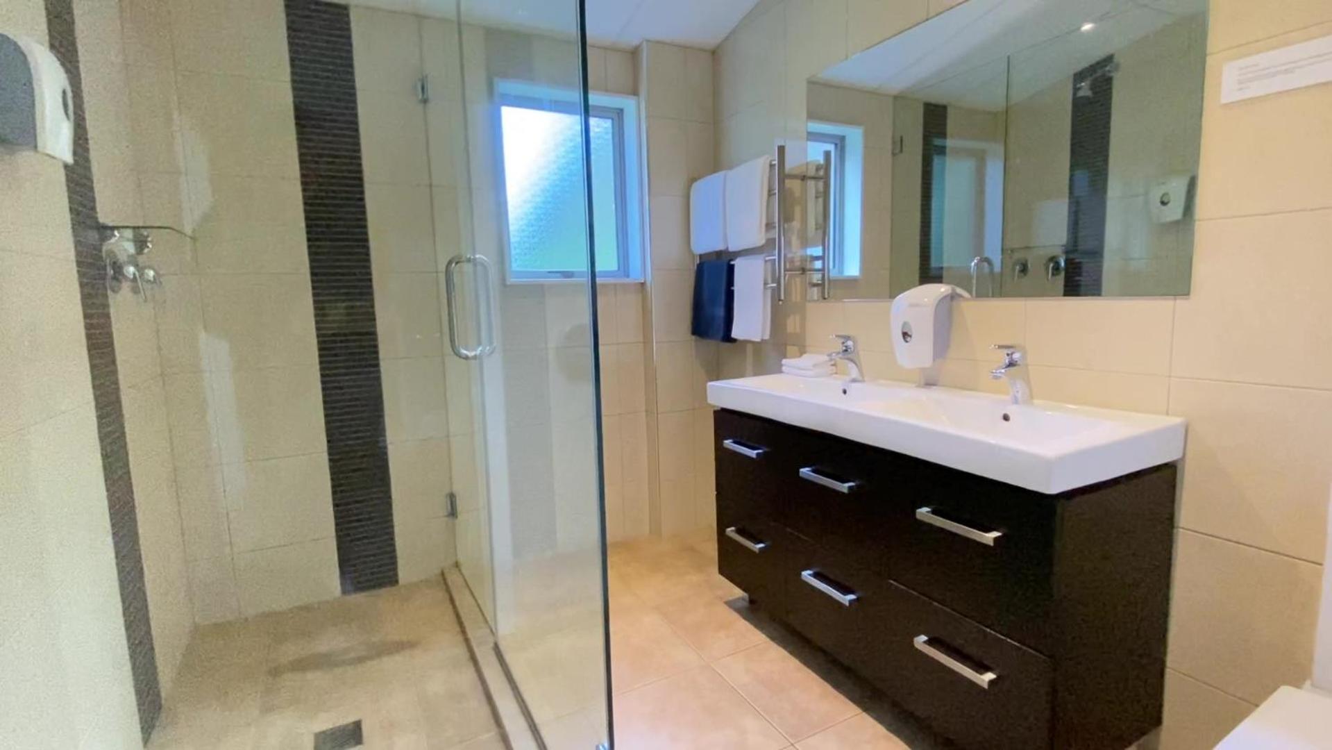 Deluxe Two-Bedroom Apartment (5 Adults) photo 3