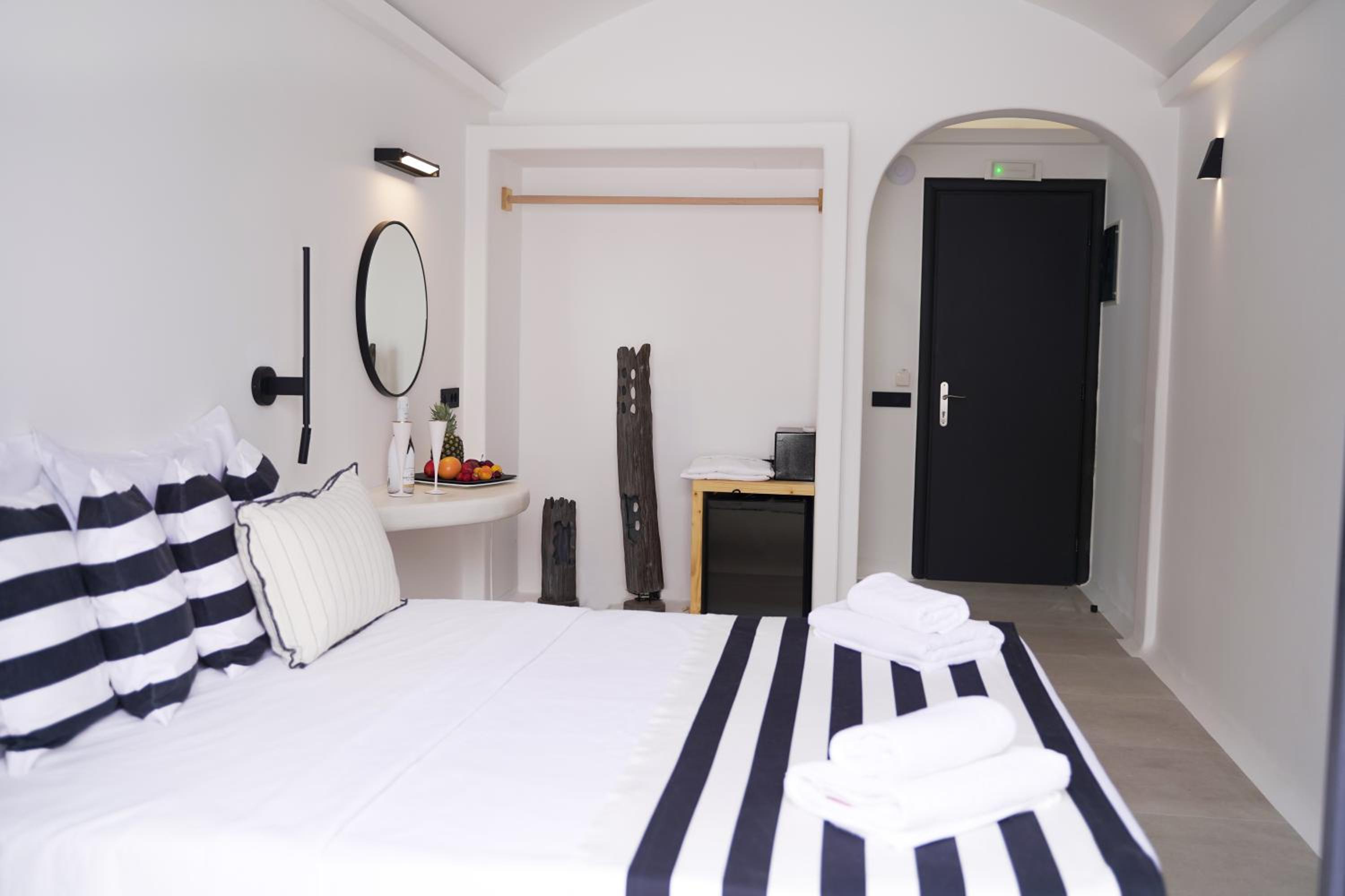 Deluxe Double with Sea View & Hot Tub - Photo 3