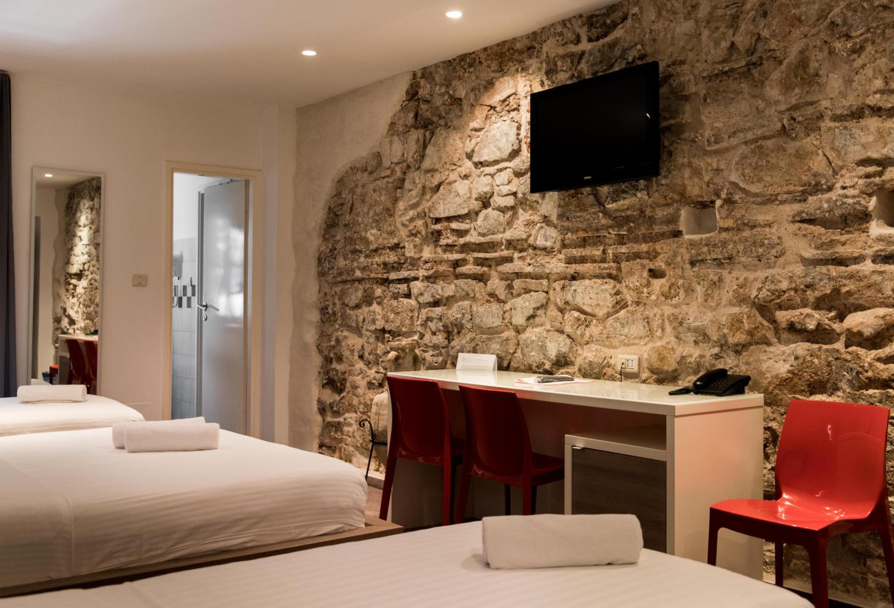 Standard Suite - Photo 14
