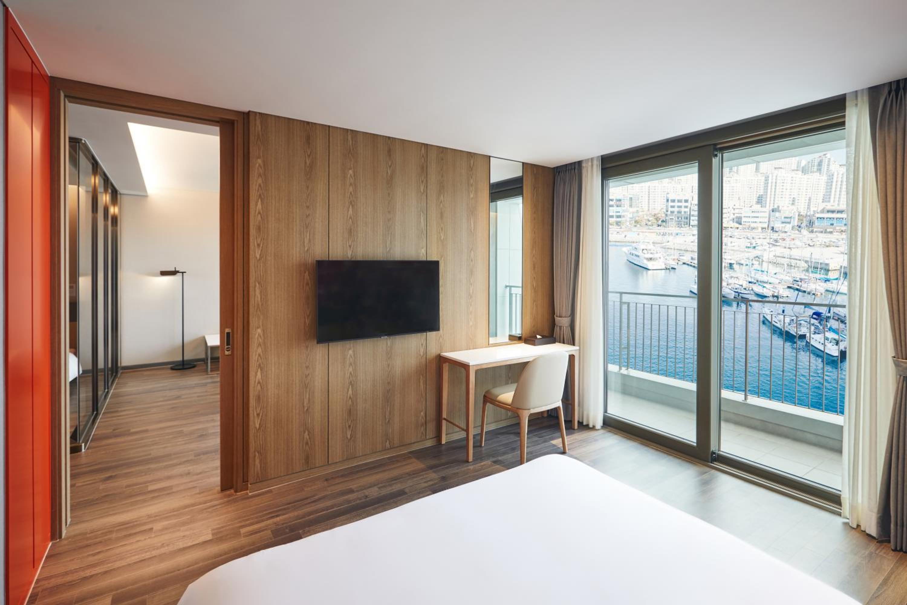 Superior Suite - Photo 9