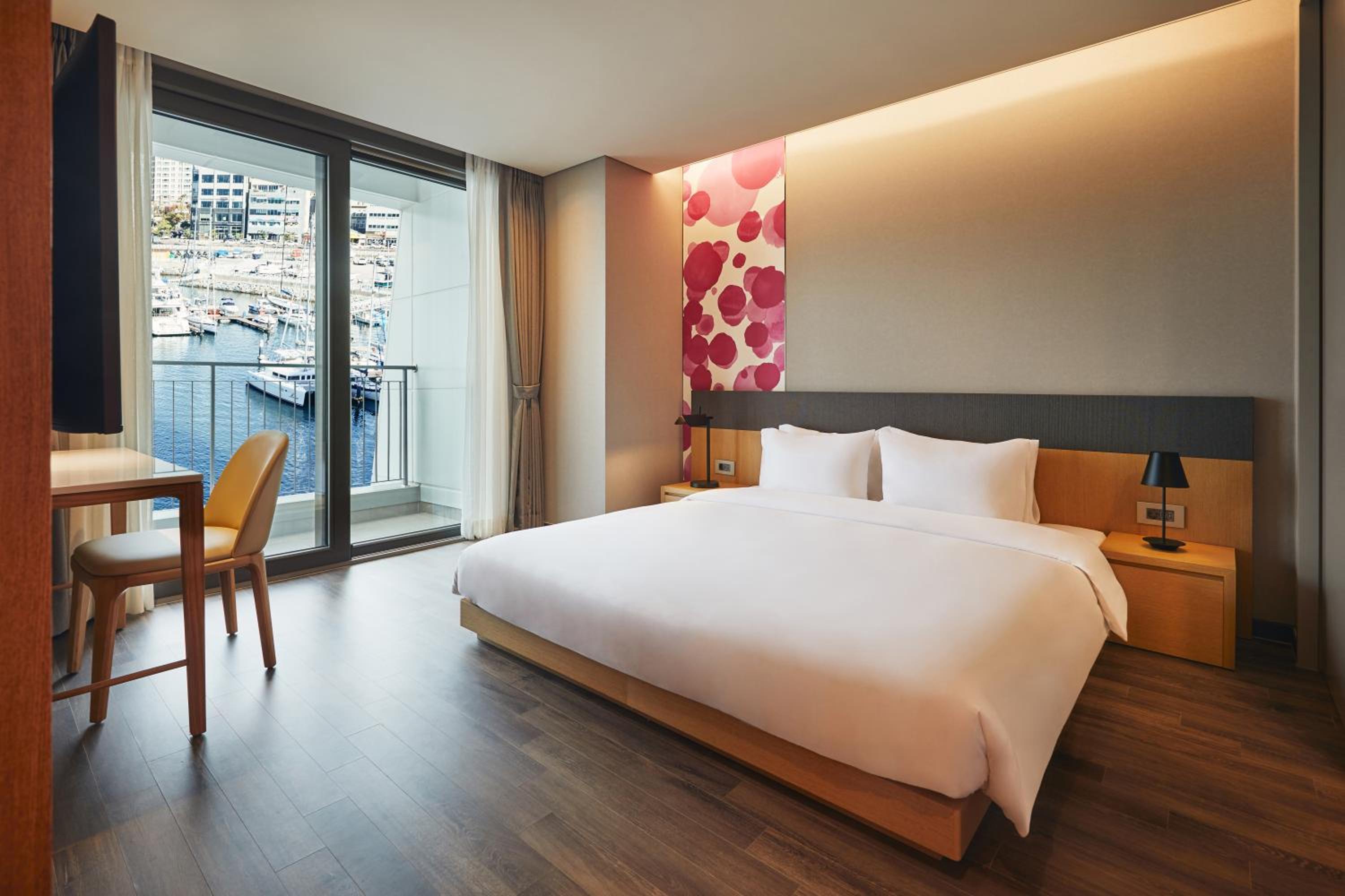Superior Suite - Photo 8