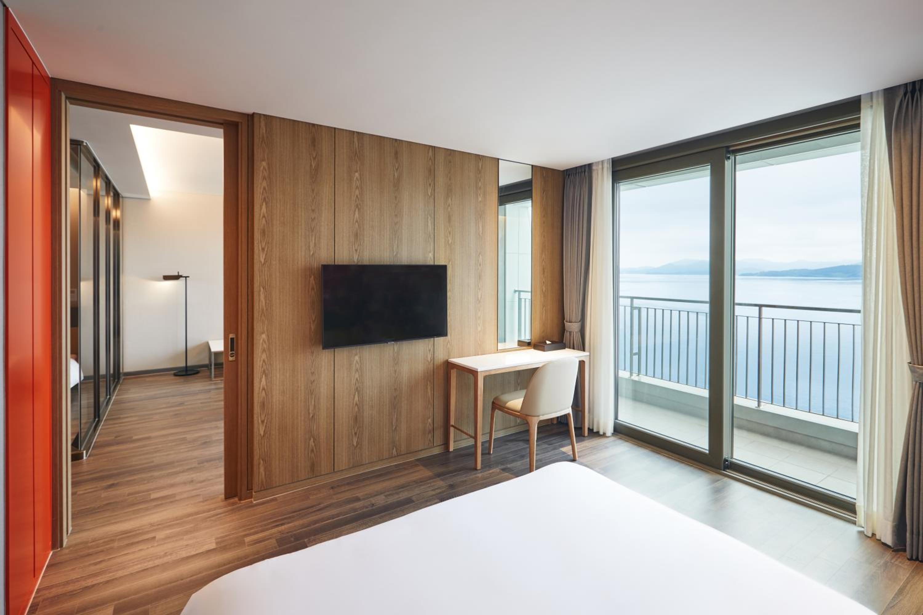 Superior Suite with Sea View - Photo 8