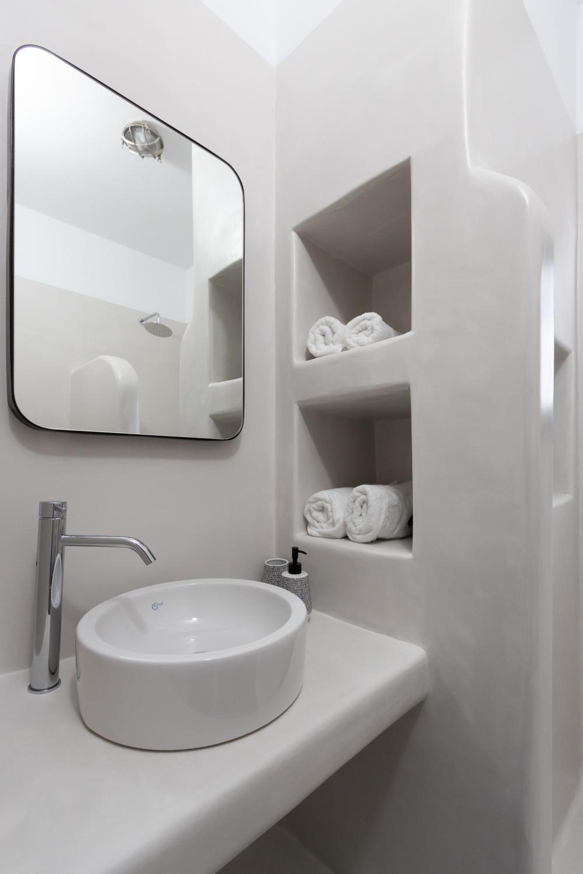 Elegant Double Room with Sea View - Photo 4