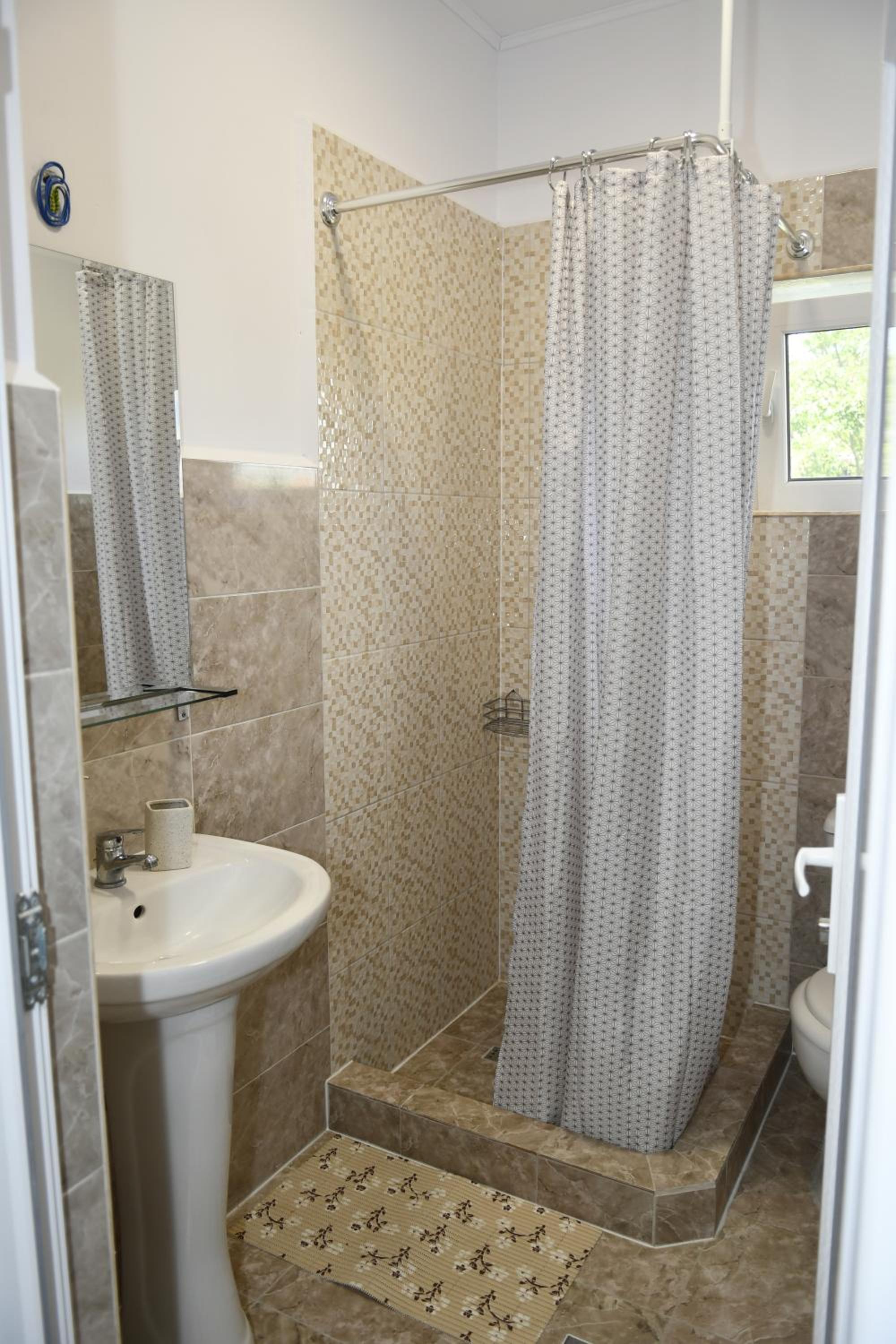 Double Room with Balcony - Photo 6