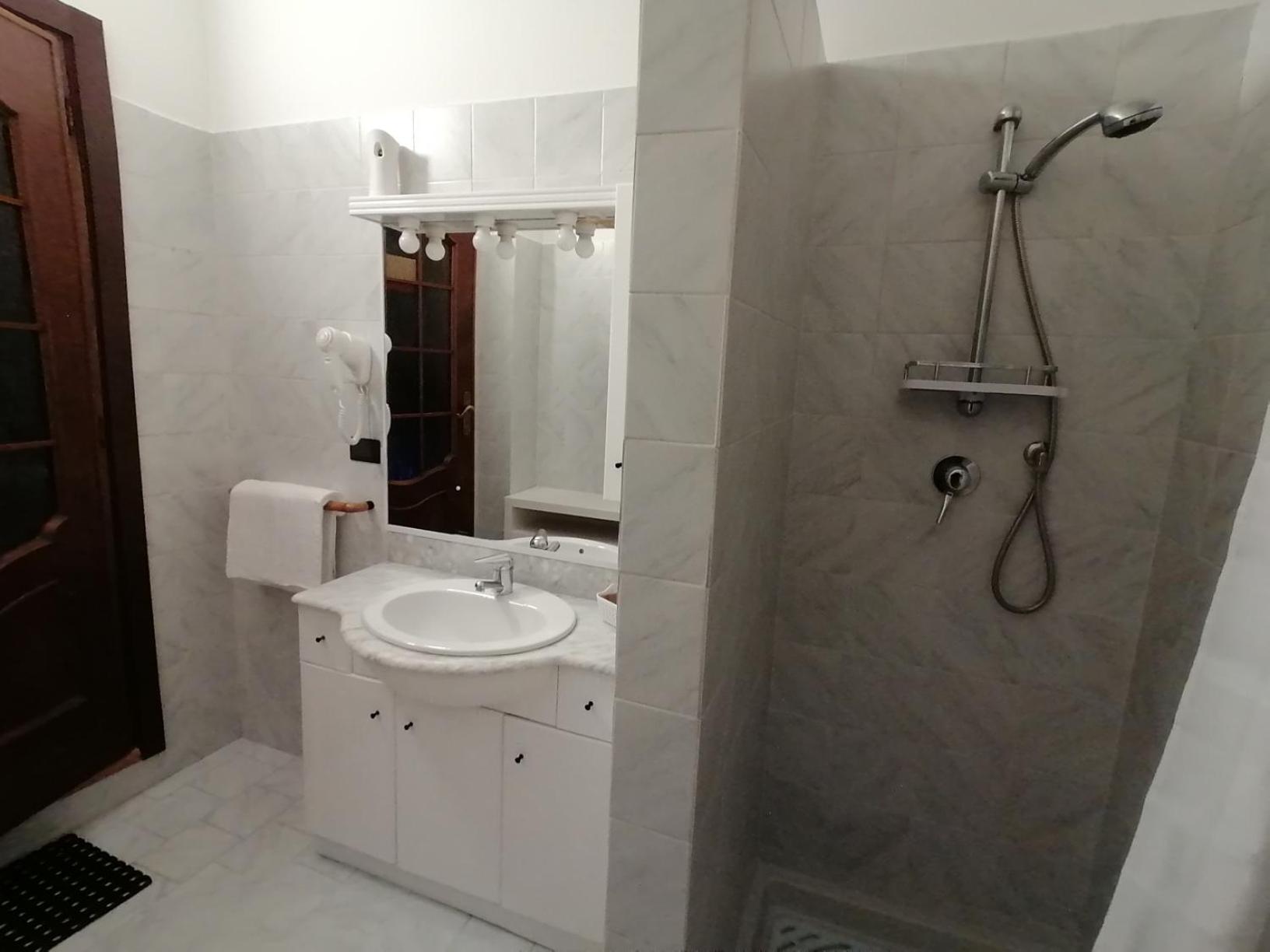 Deluxe Room (2 Adults + 1 Child) - Photo 22