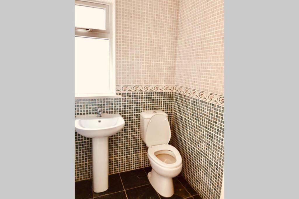 Four-Bedroom House photo 2